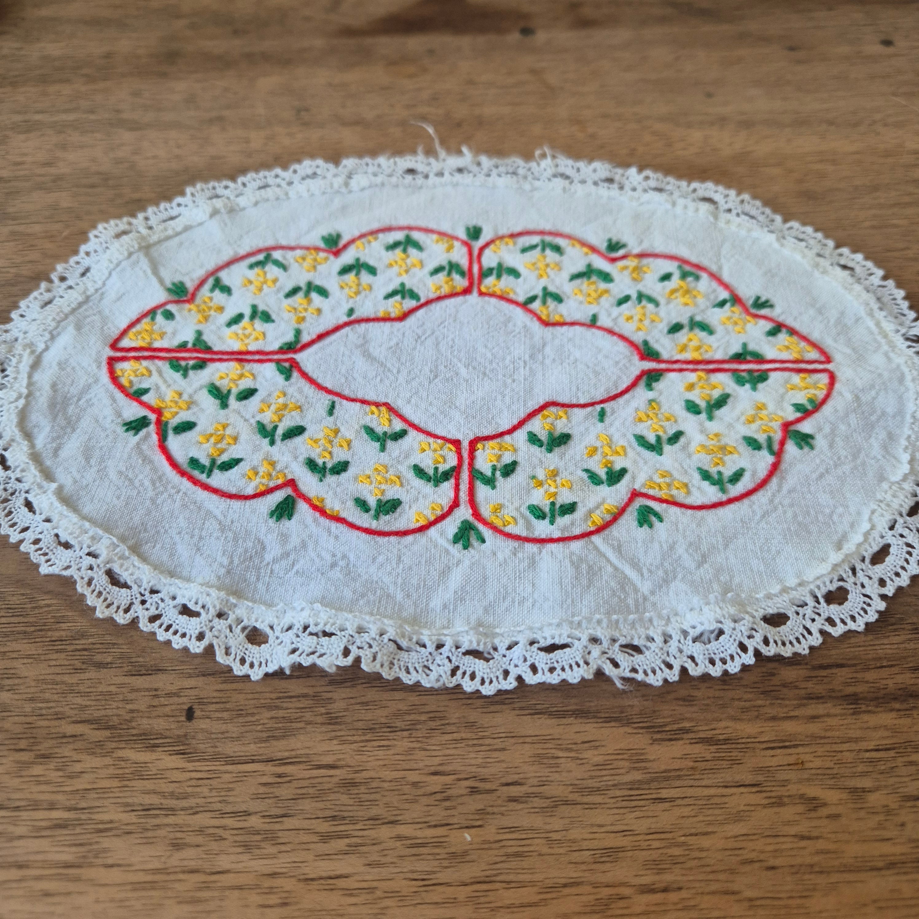 Antikes kleines Zierdeckchen weiß gehäkelt geklöppelt bestickt Baumwolle 27x19cm oval