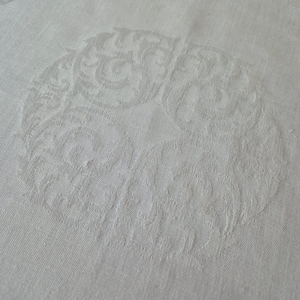 Antikes kleines Jugendstil Serviette/Mitteldecke weiß 47x50cm Damast leichter gelber Fleck