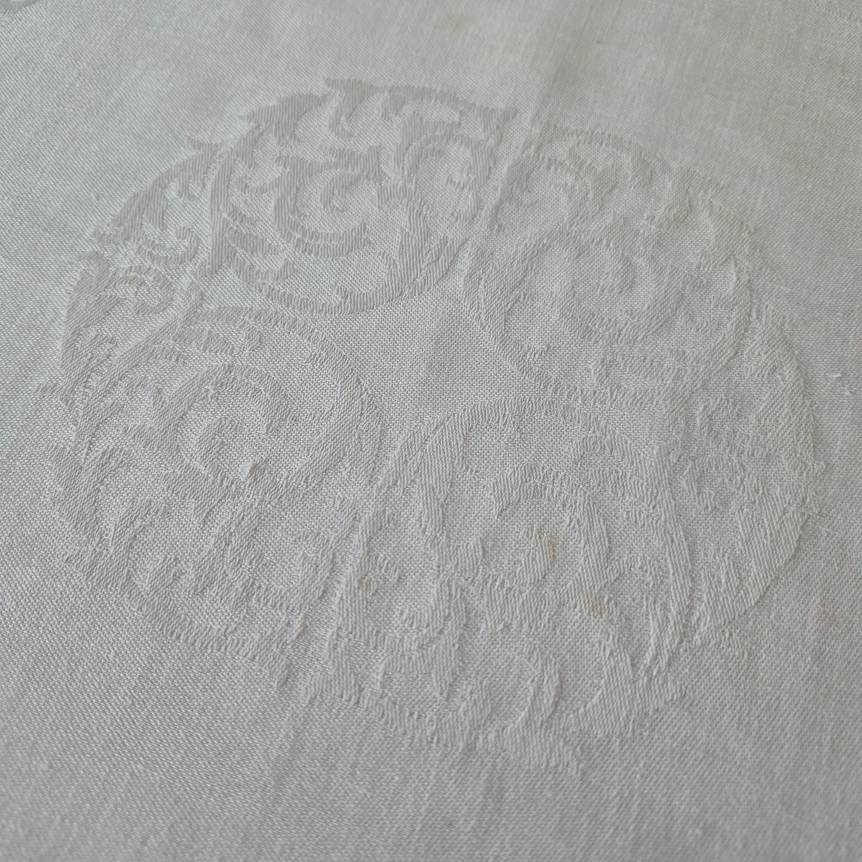Antikes kleines Jugendstil Serviette/Mitteldecke weiß 47x50cm Damast leichter gelber Fleck