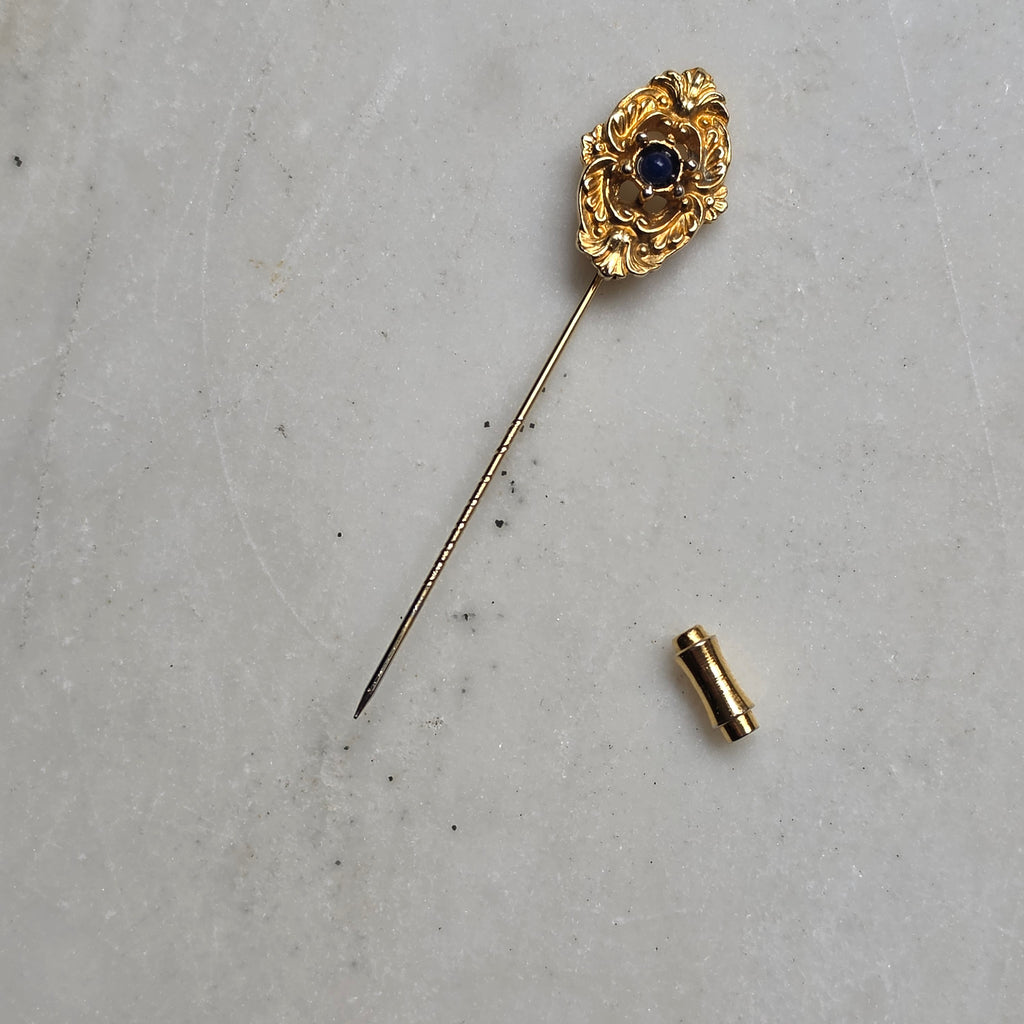 Elegant Antike Anstecknadel mit blauem Cabochon-Stein & Schutzkappe