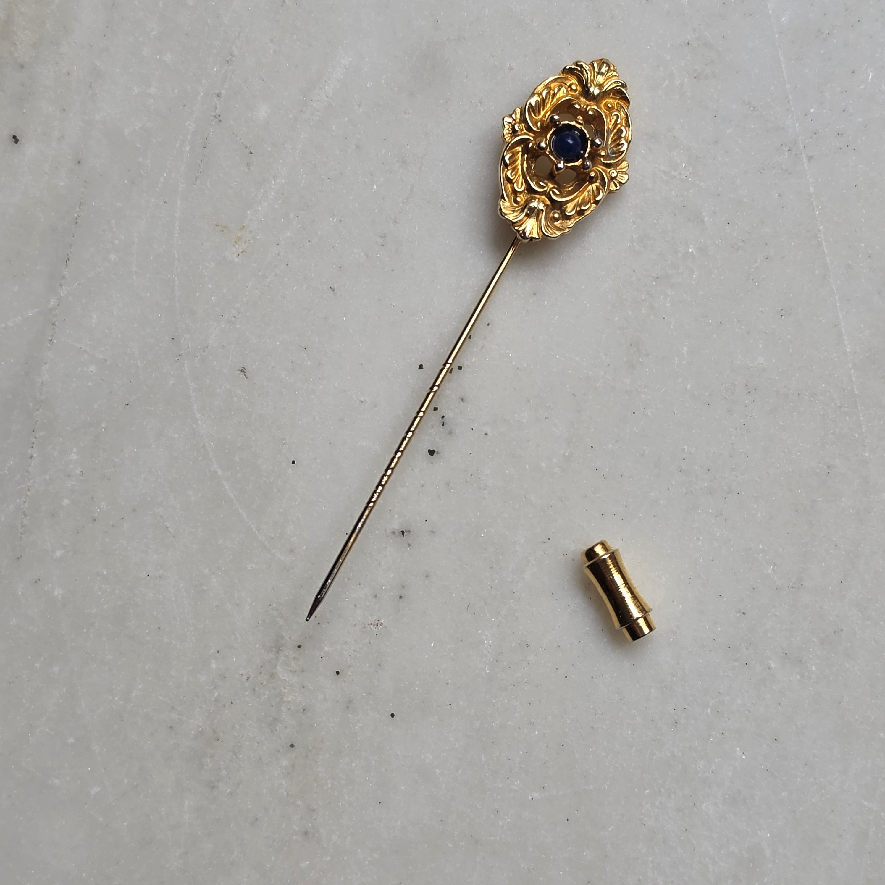Elegant Antike Anstecknadel mit blauem Cabochon-Stein & Schutzkappe