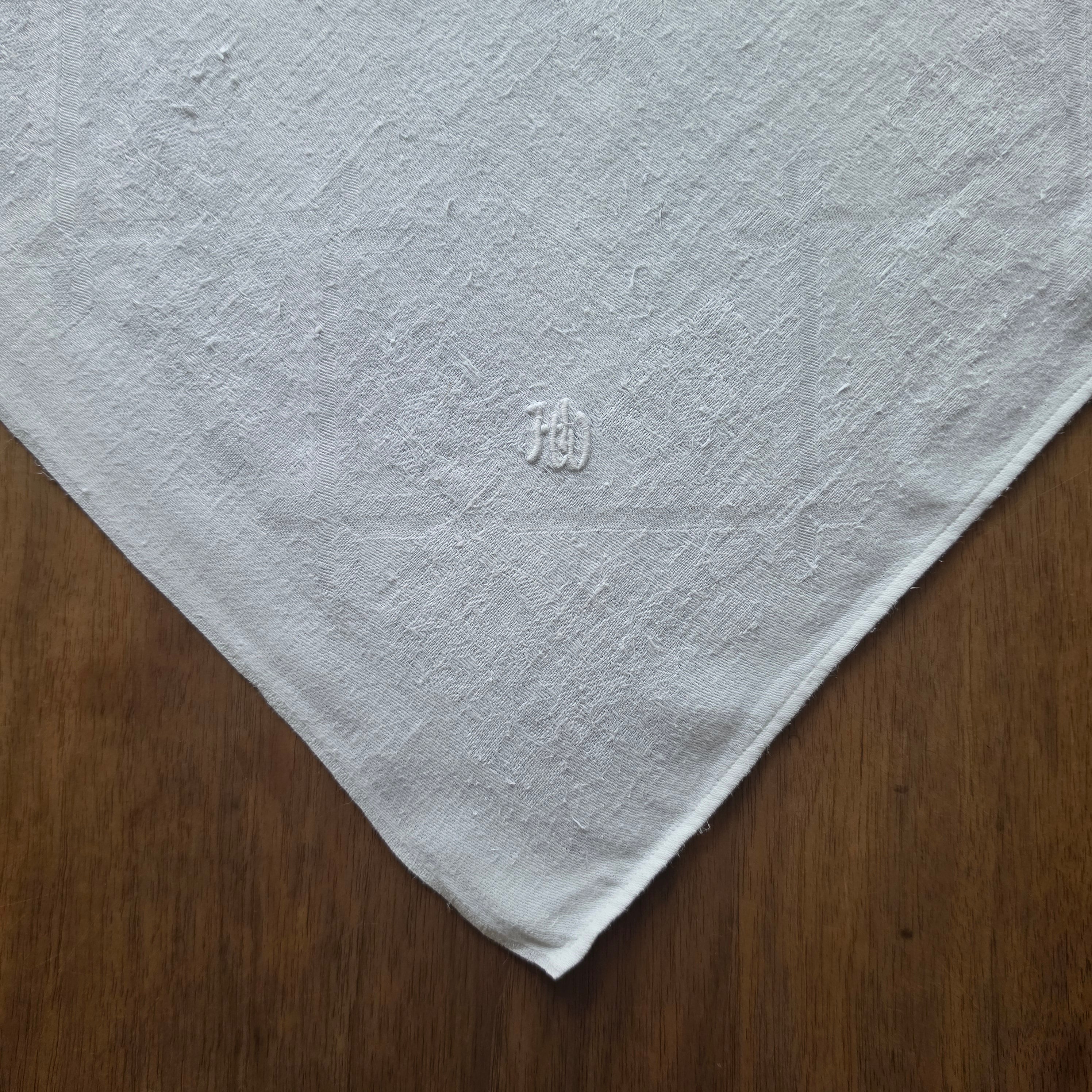 Antike Damast-Serviette mit floralem Webmuster - 45x48cm - Monogramm H.W.
