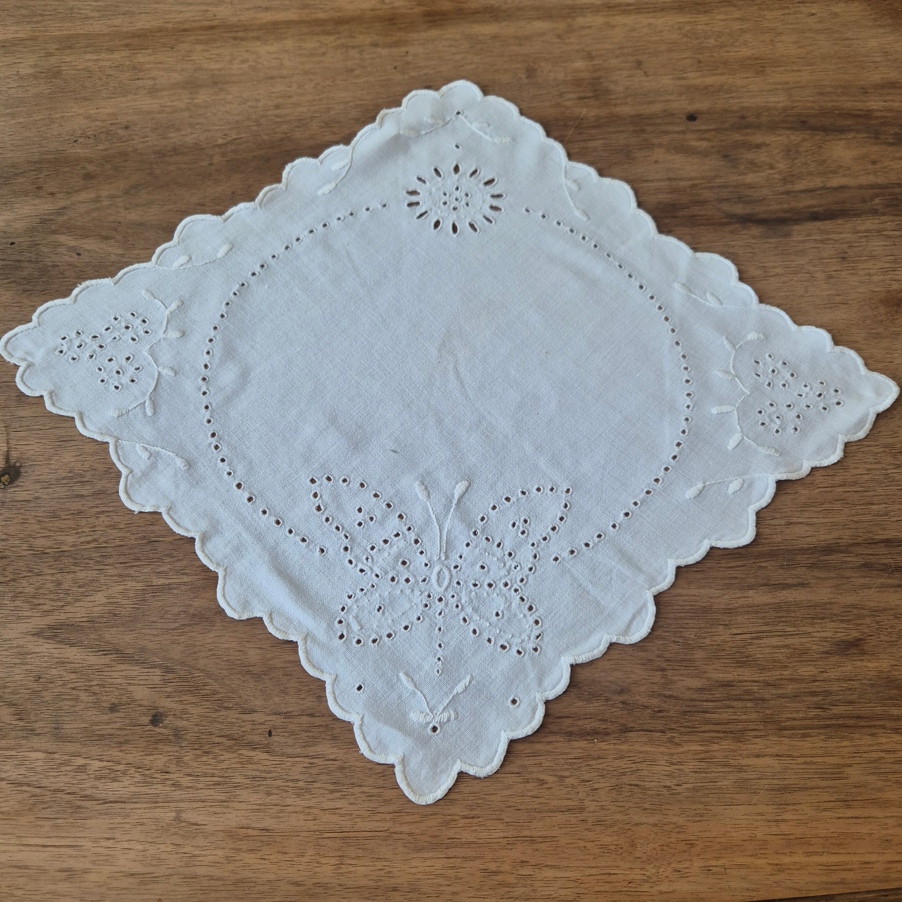 Antikes kleines Zierdeckchen weiß bestickt Schmetterling Baumwolle 35x35cm oval
