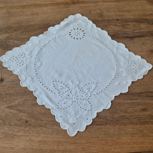 Antikes kleines Zierdeckchen weiß bestickt Schmetterling Baumwolle 35x35cm oval