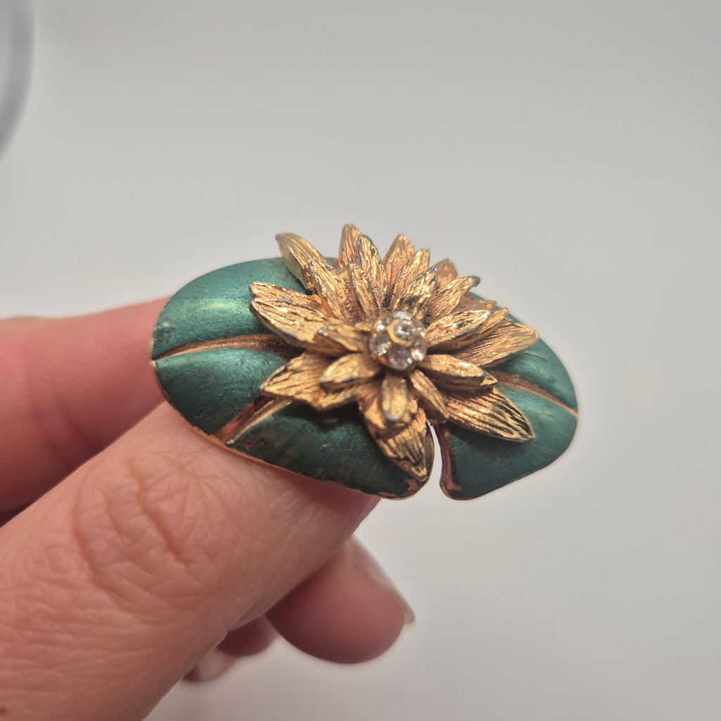 Vintage Seerosen-Brosche mit echter Patina – Gold/Grün