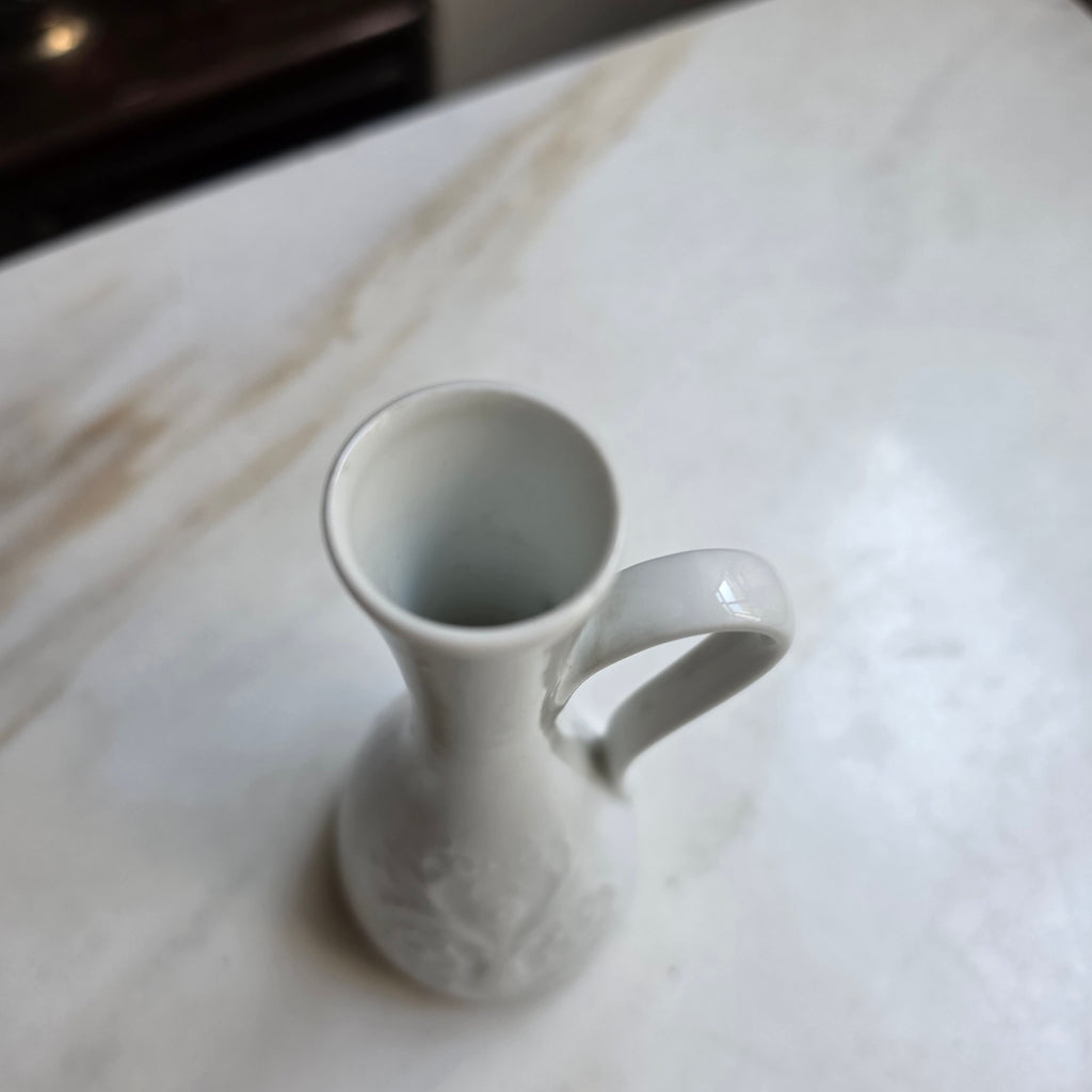 Vintage KPM Royal Porzellan Bavaria Miniatur-Vase / Krug mit Relief, Weiß