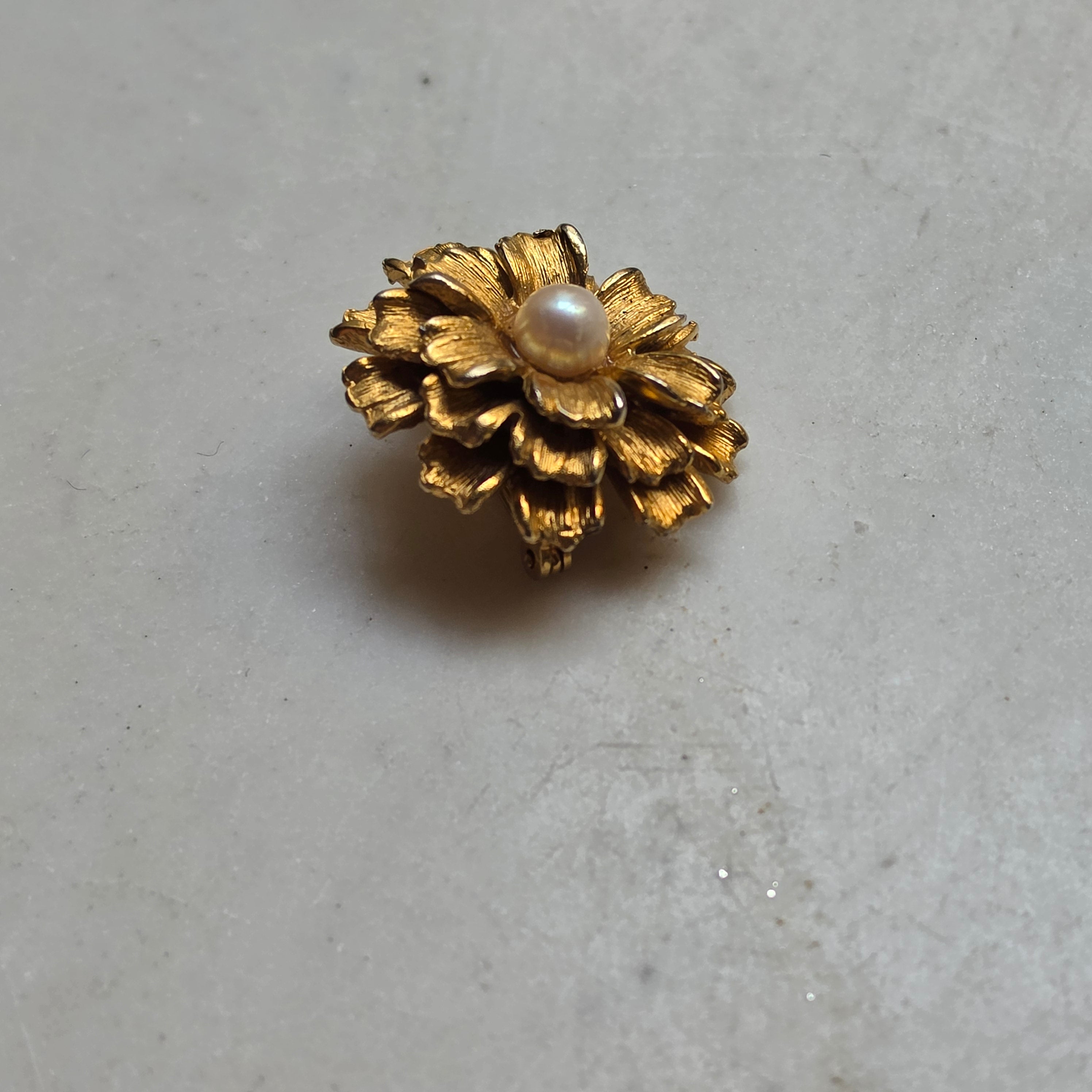 Vintage Blüten-Brosche mit echter Perle – Goldfarbene Anstecknadel 60er Jahre