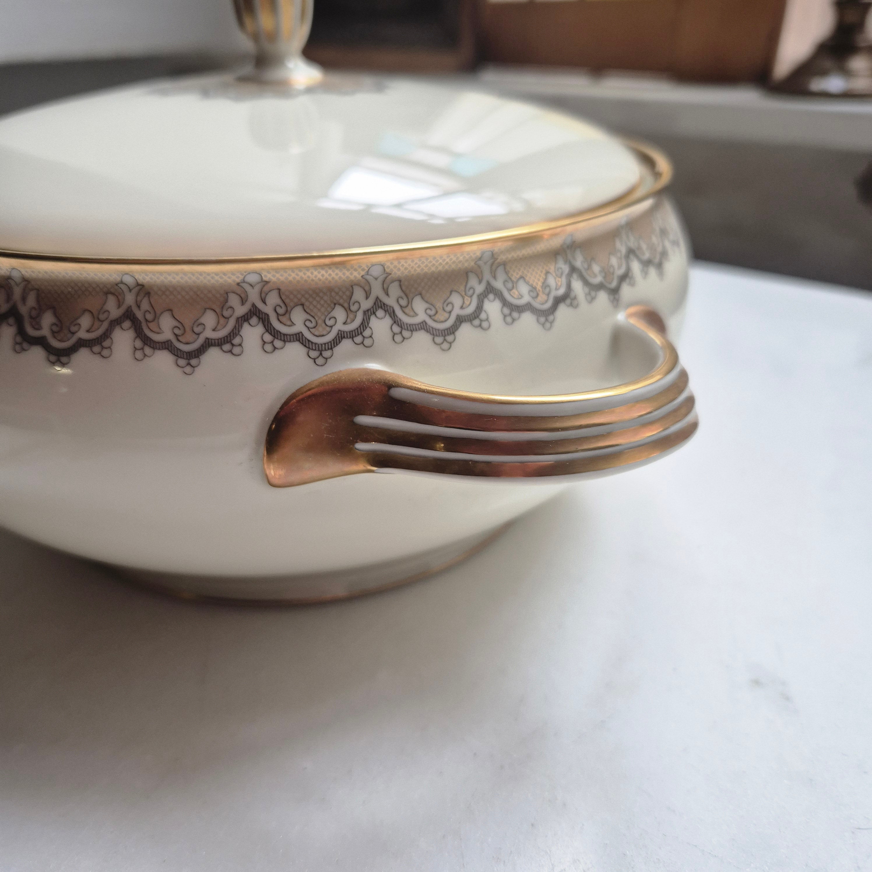 Antike Suppenterrine mit Deckel - Sorau Carstens Porzellan Venezia - elfenbein gold