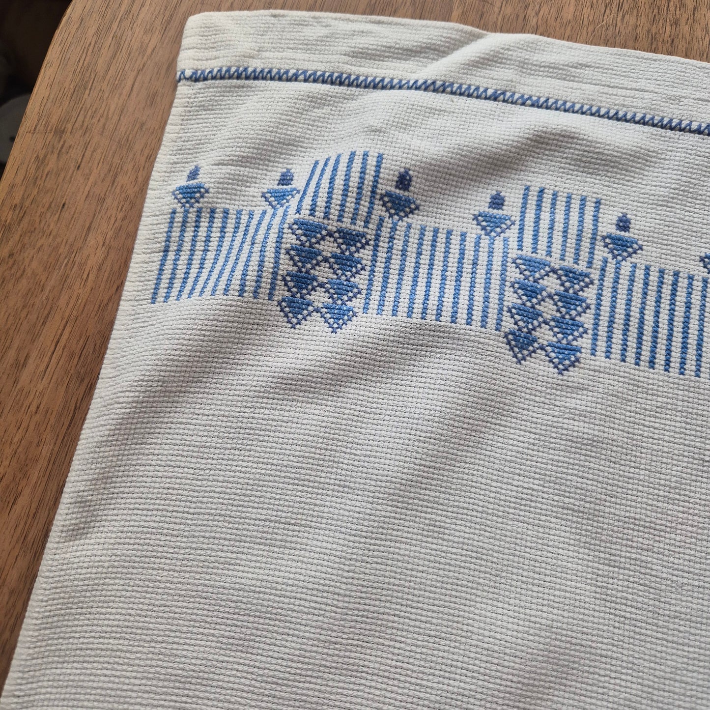 Antike bestickte Kommodenläufer oder blickdichter Vorhang Leinen/Baumwolle weiß/blau