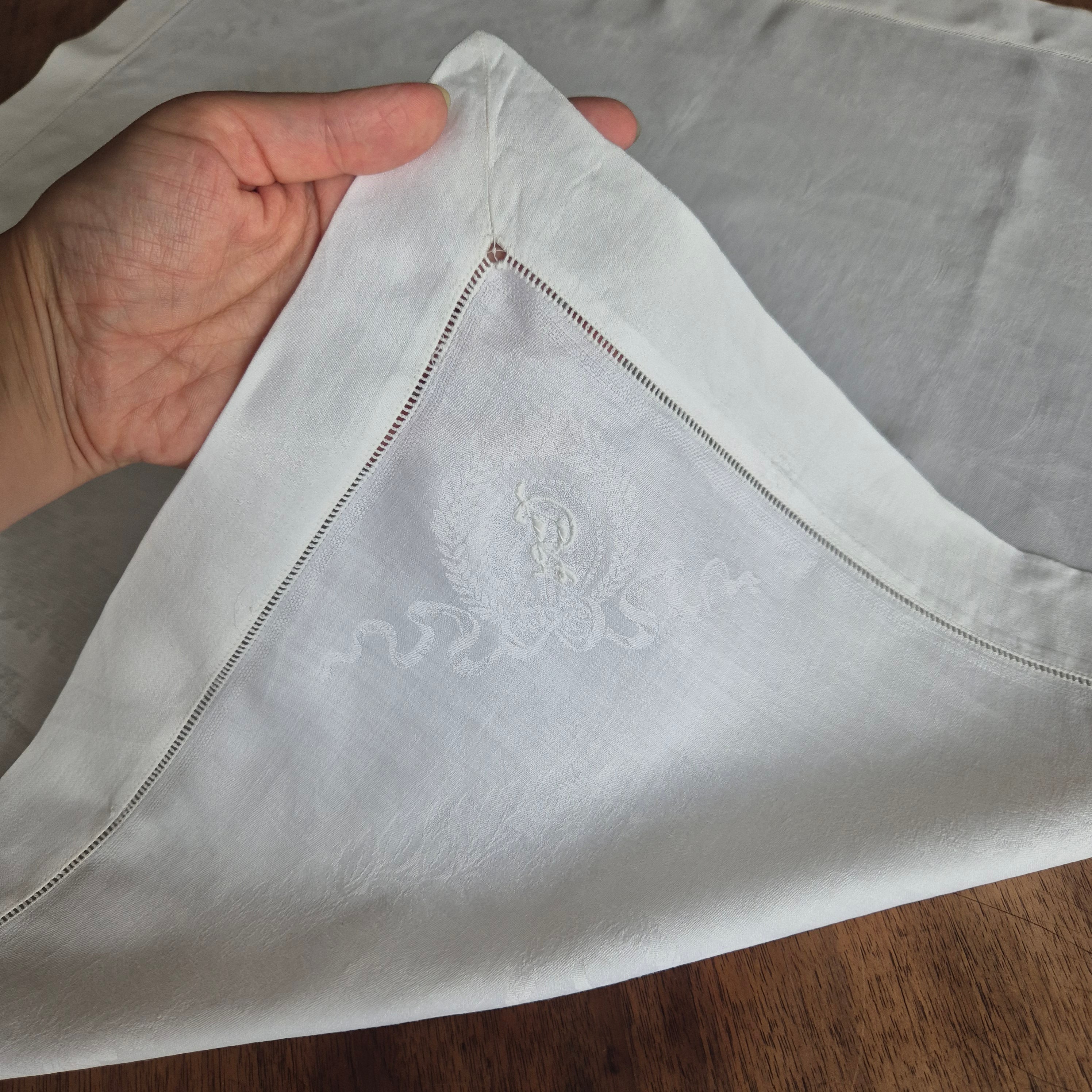 Antike Jugendstil Mitteldecke / Serviette mit Monogramm R.S weiß Damast