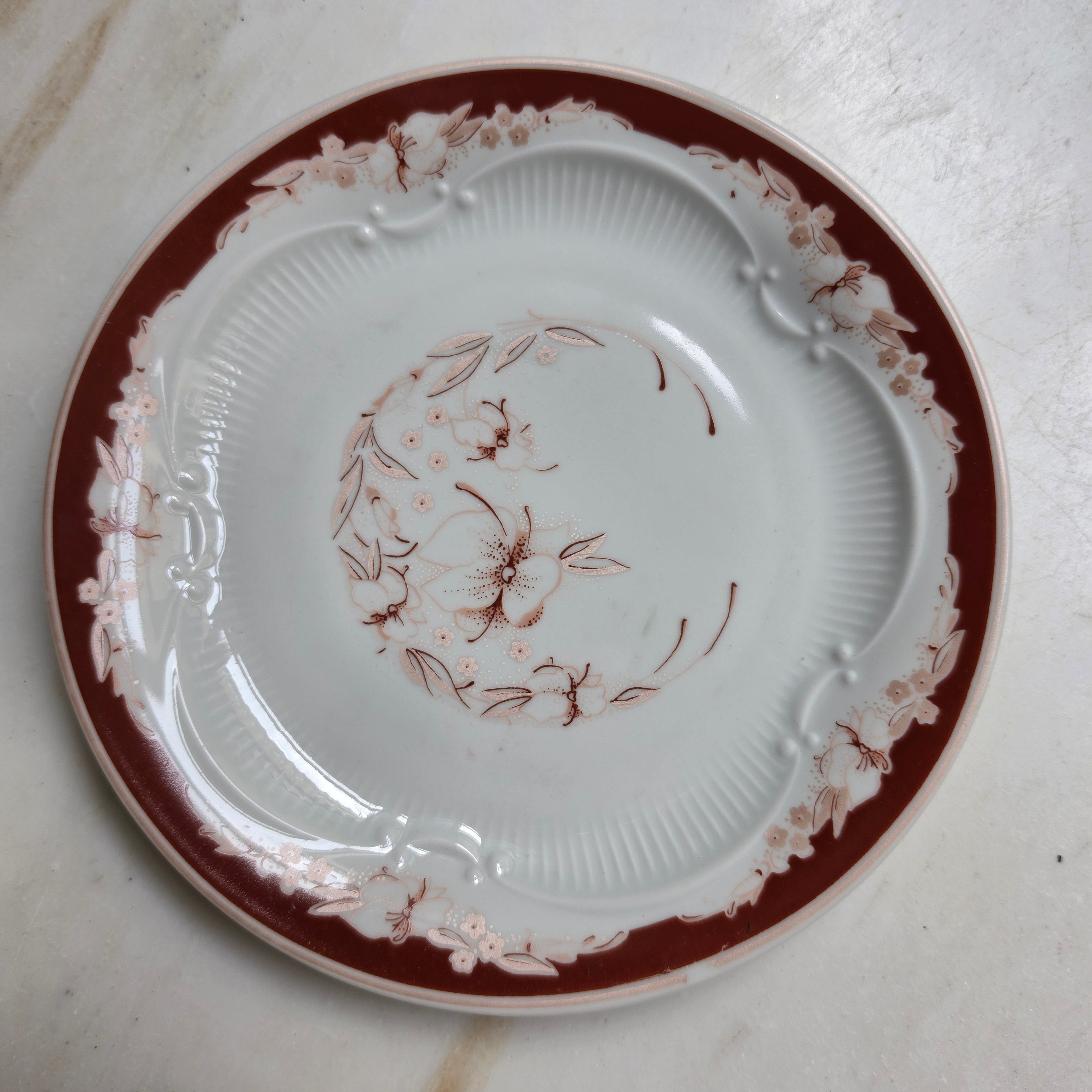 Vintage Porzellan Sammeltasse 3-teilig – Lettin | Antikes Gedeck mit Weinrotem Blüten-Relief & Goldrand