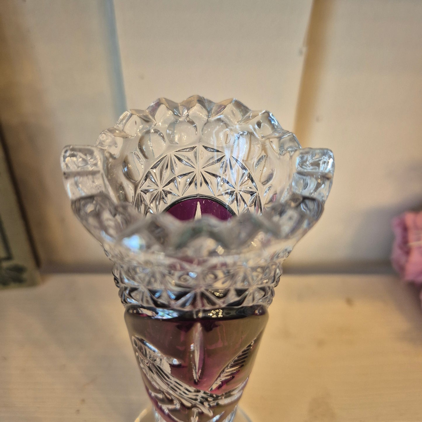 Vintage Bleikristall Hofbauer kleine Vase mit Vogelmotiv Weinrot