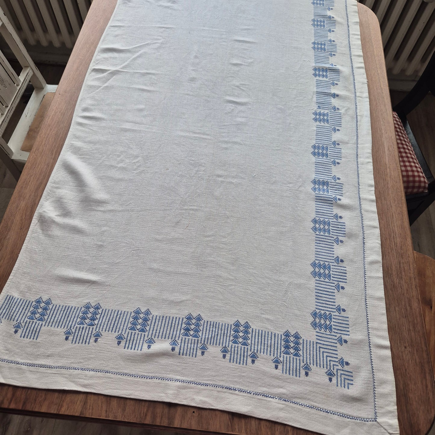 Antike bestickte Kommodenläufer oder blickdichter Vorhang Leinen/Baumwolle weiß/blau