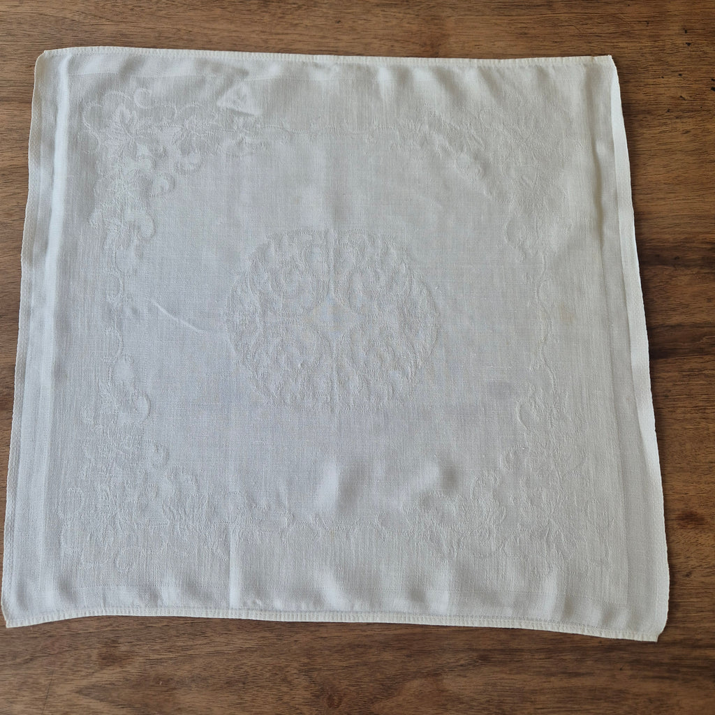 Antikes kleines Jugendstil Serviette/Mitteldecke weiß 47x50cm Damast leichter gelber Fleck