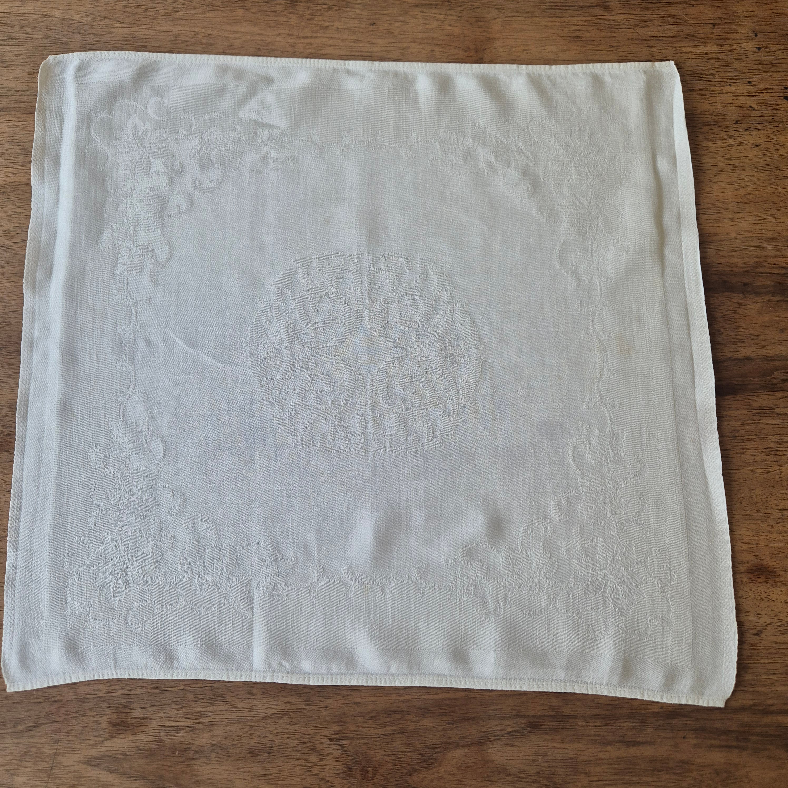 Antikes kleines Jugendstil Serviette/Mitteldecke weiß 47x50cm Damast leichter gelber Fleck