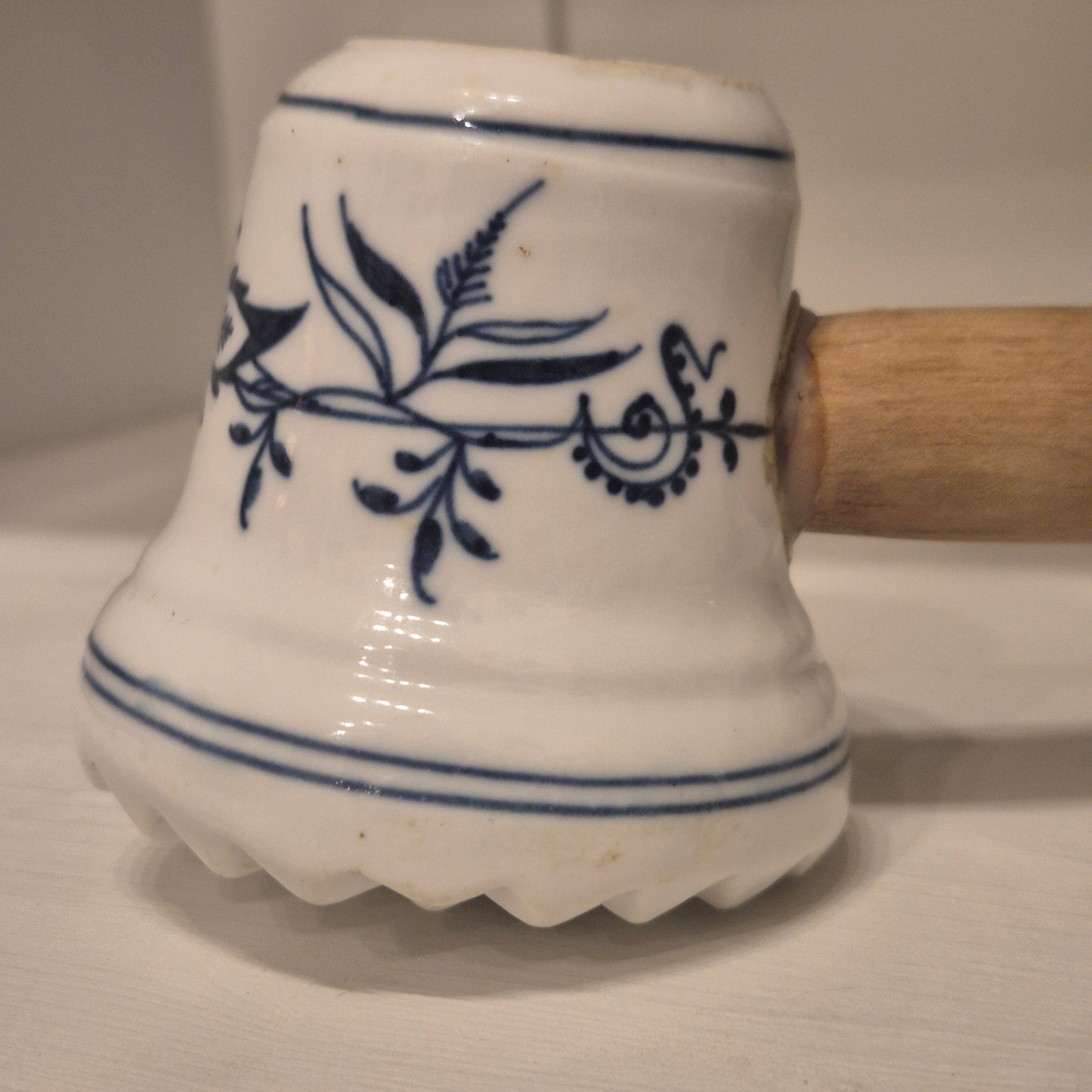 Antiker Fleischhammer Porzellan Holzgriff Blau Weiß Zwiebelmuster Küchendeko
