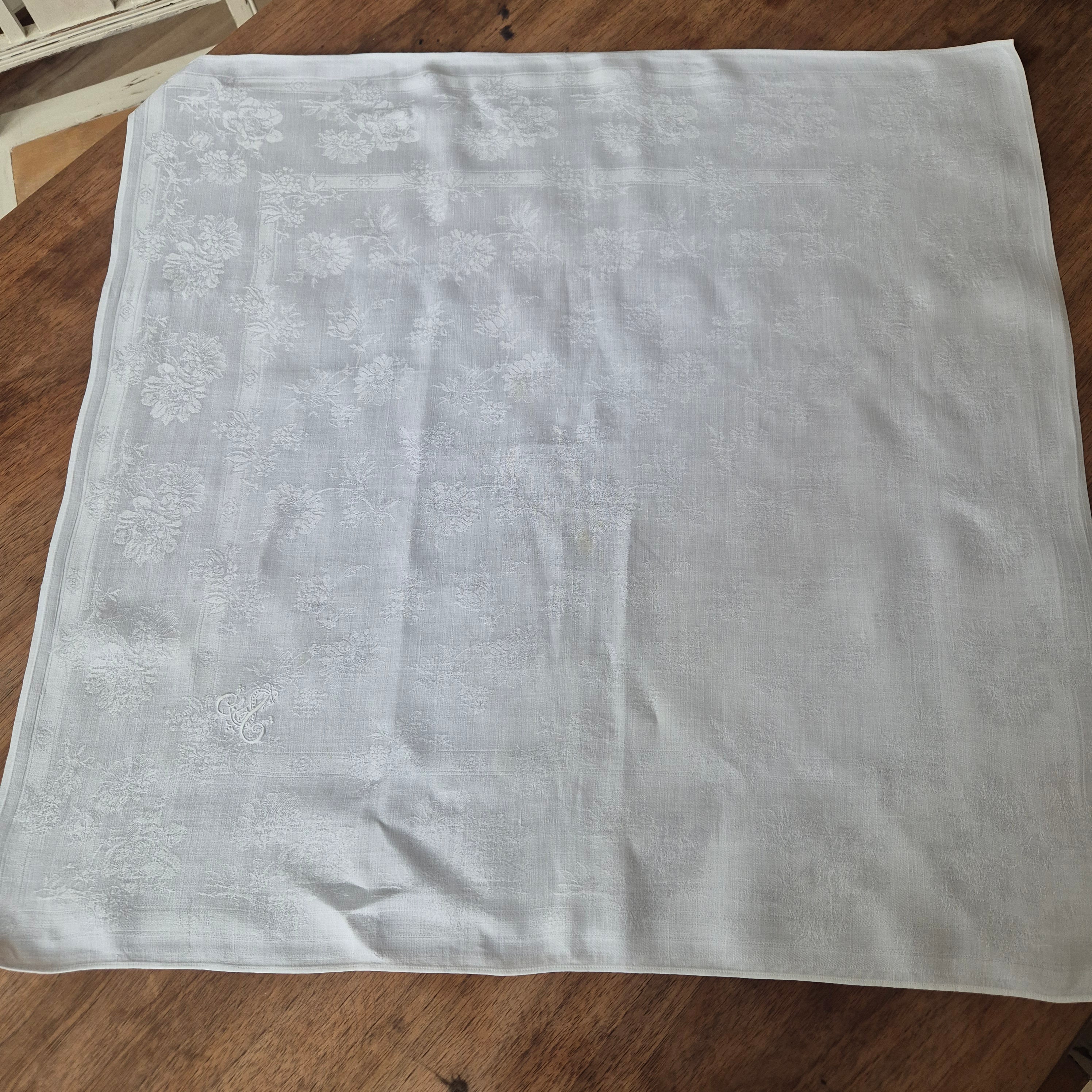 Antike Jugendstil Serviette/Mitteldecke weiß 64x66cm Damast Blumen Stockflecken Monogram S.A.