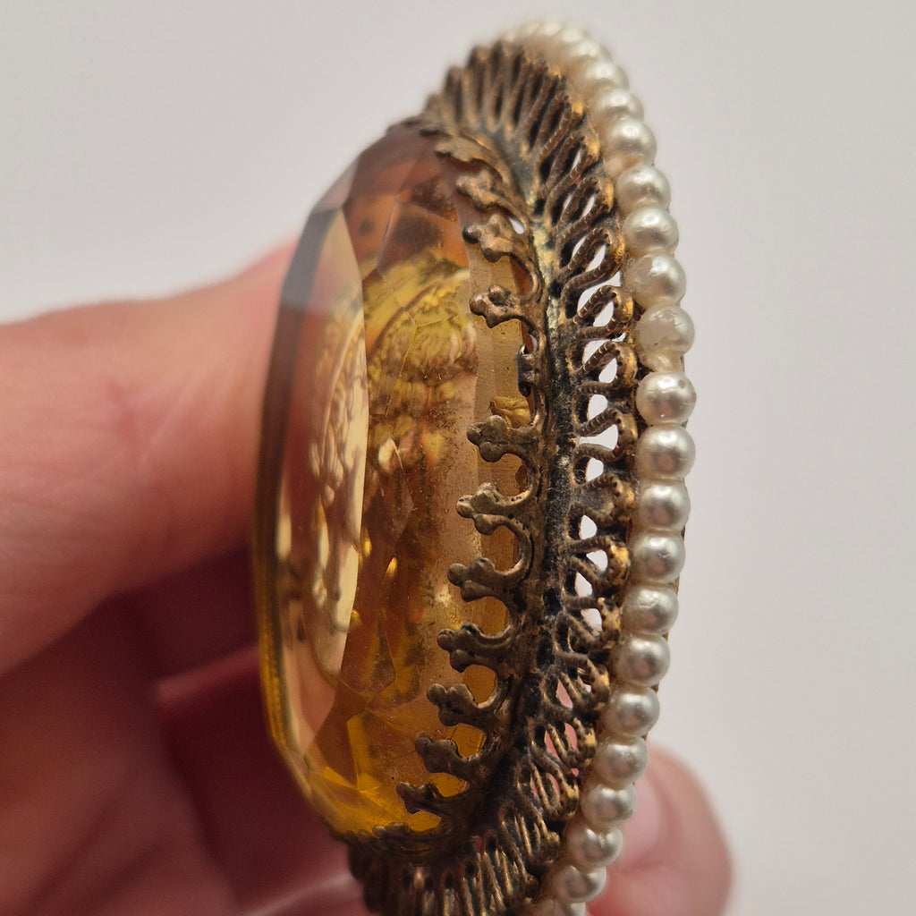 Große alte Glas Brosche mit Damenrelief Cameo Brosche Verschluss wackelig 5x6cm
