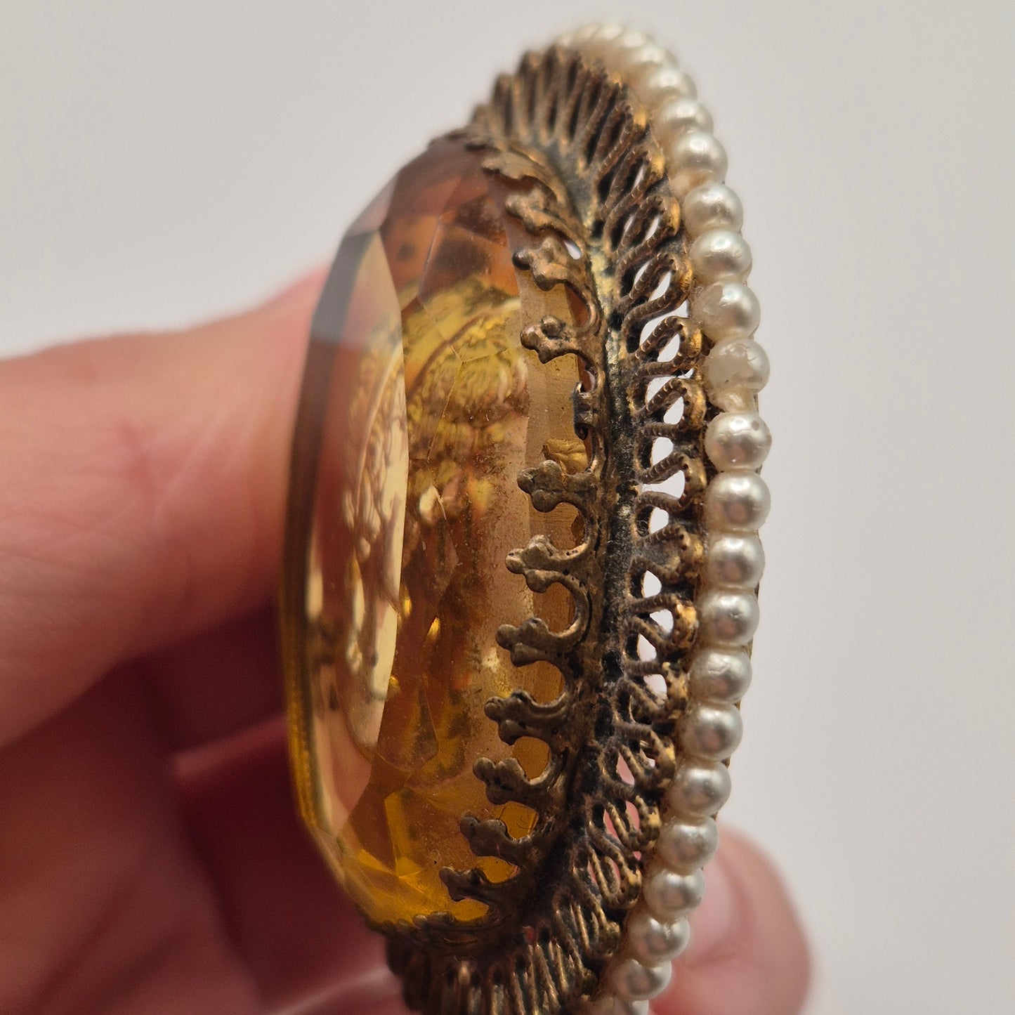 Große alte Glas Brosche mit Damenrelief Cameo Brosche Verschluss wackelig 5x6cm