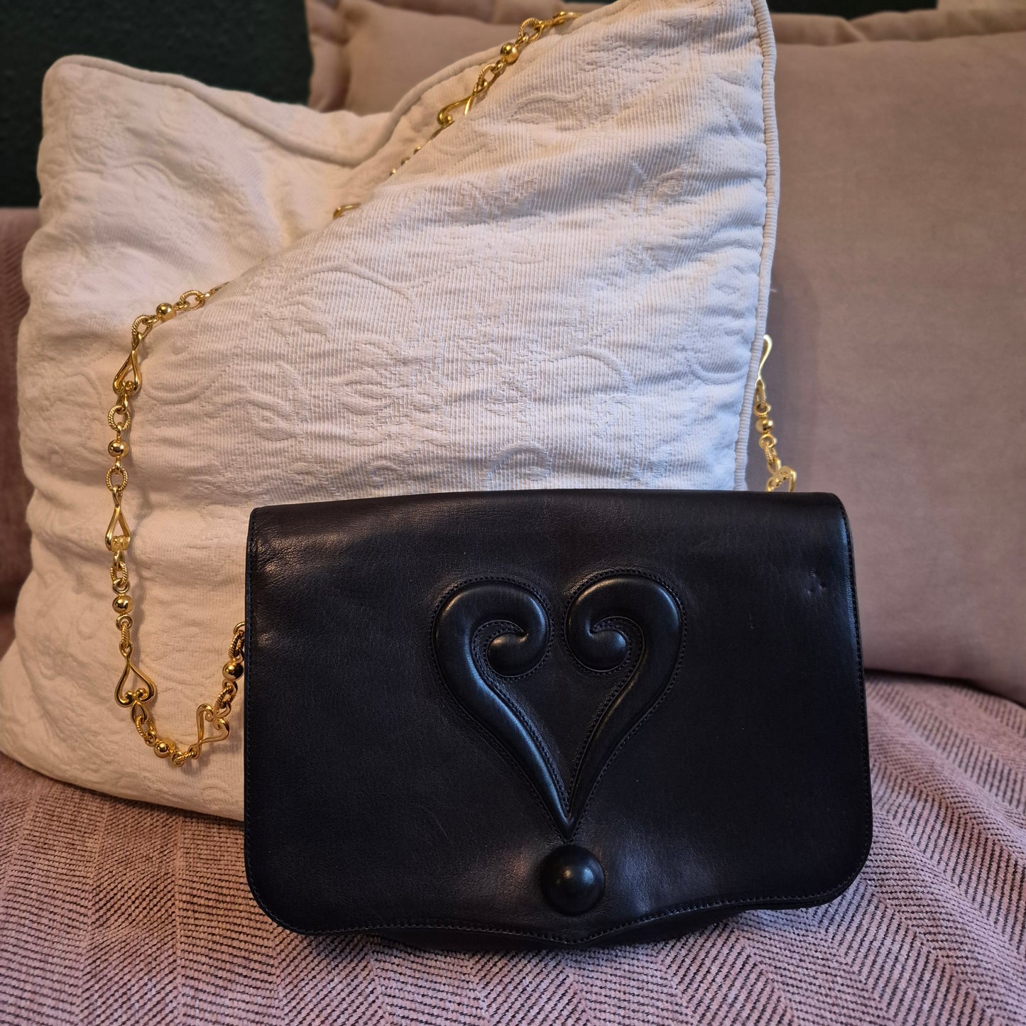 Vintage Moschino schwarze Schultertasche mit Herz 90er Jahre