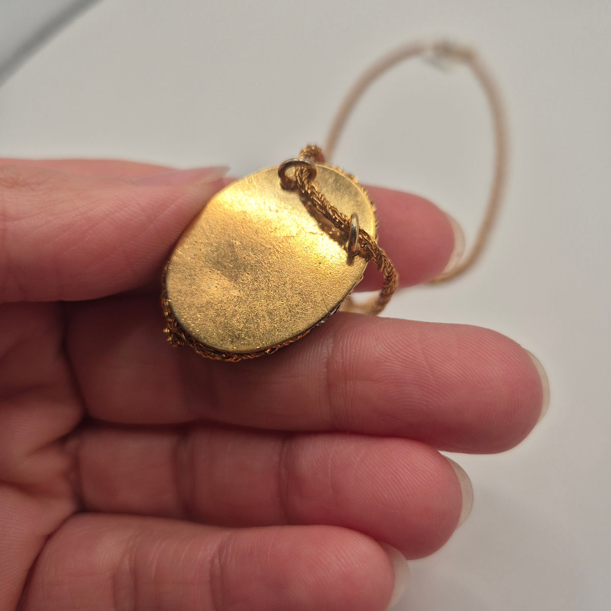 Vintage Halskette mit Anhänger edel Unikat Handmade 80er Jahre gold cremeweiß