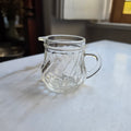 Kleines Vintage-Milchkännchen aus klarem Glas mit Spiraldruck und Sternboden