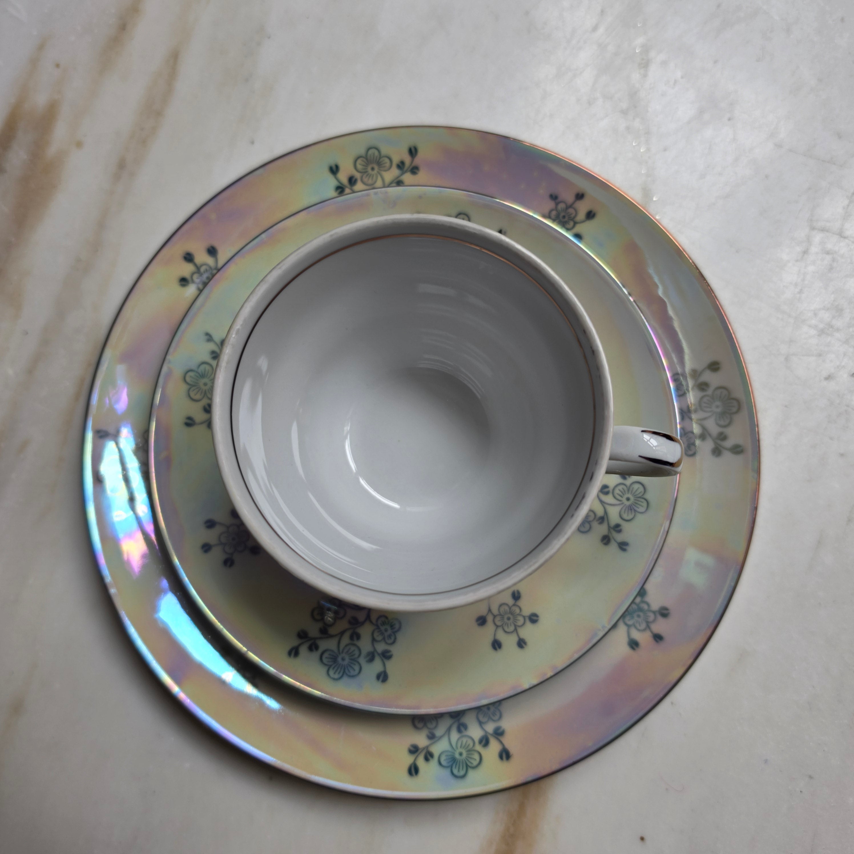 Vintage Kahla Porzellan Sammeltasse mit Perlmutt-Glanz & Rosen-Dekor – 3-teiliges Gedeck - DDR / Mid-Century