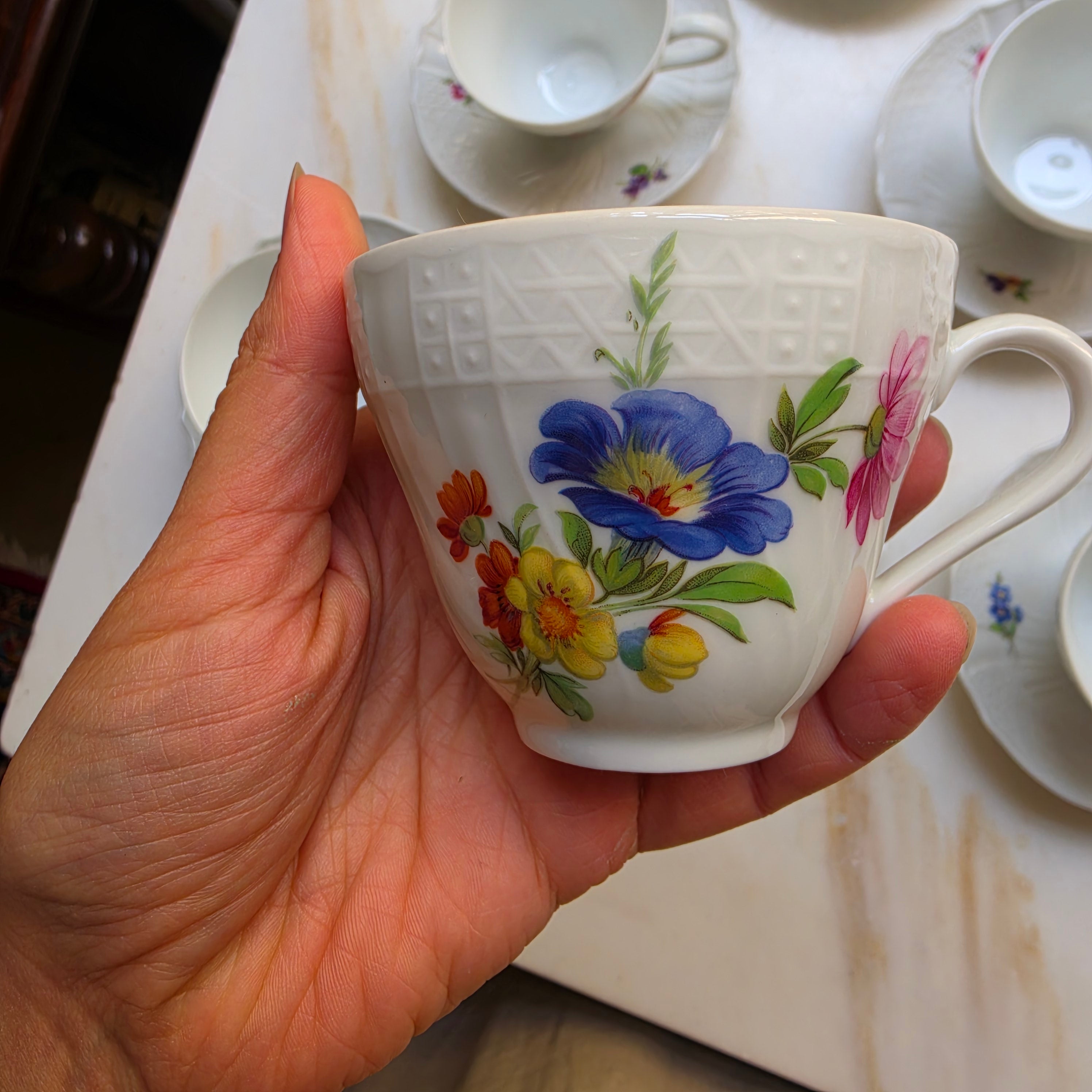 6x Antike Hutschenreuther Porzellan Tassen mit Untertassen mit Blumenmotiv Reliefrand Tee Kaffee
