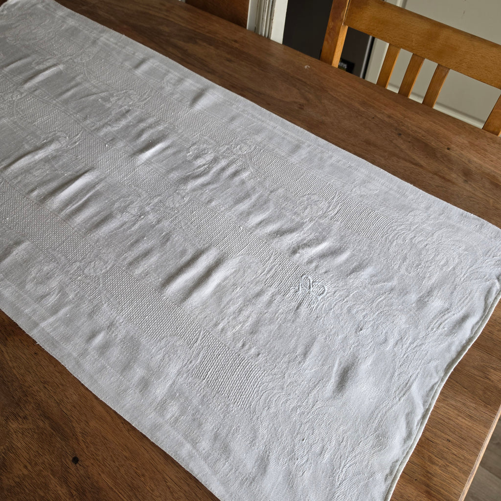 Antiker Damast-Tischläufer mit handgesticktem Monogramm – Vintage-Eleganz - 47x103cm