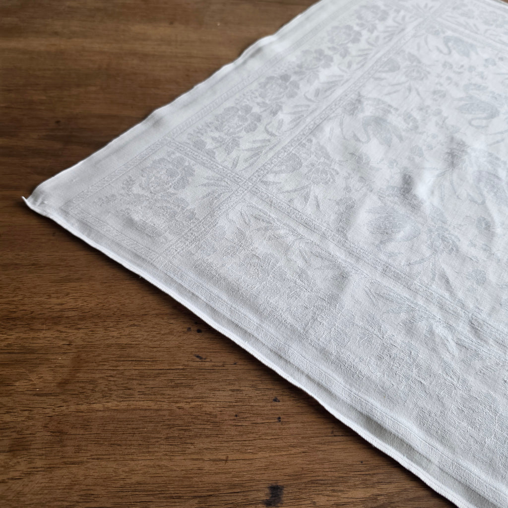 Edle Damast-Serviette / Mitteldecke mit Schwanen-Motiv & rotem Monogramm – Handarbeit um 1900 - 64x64cm