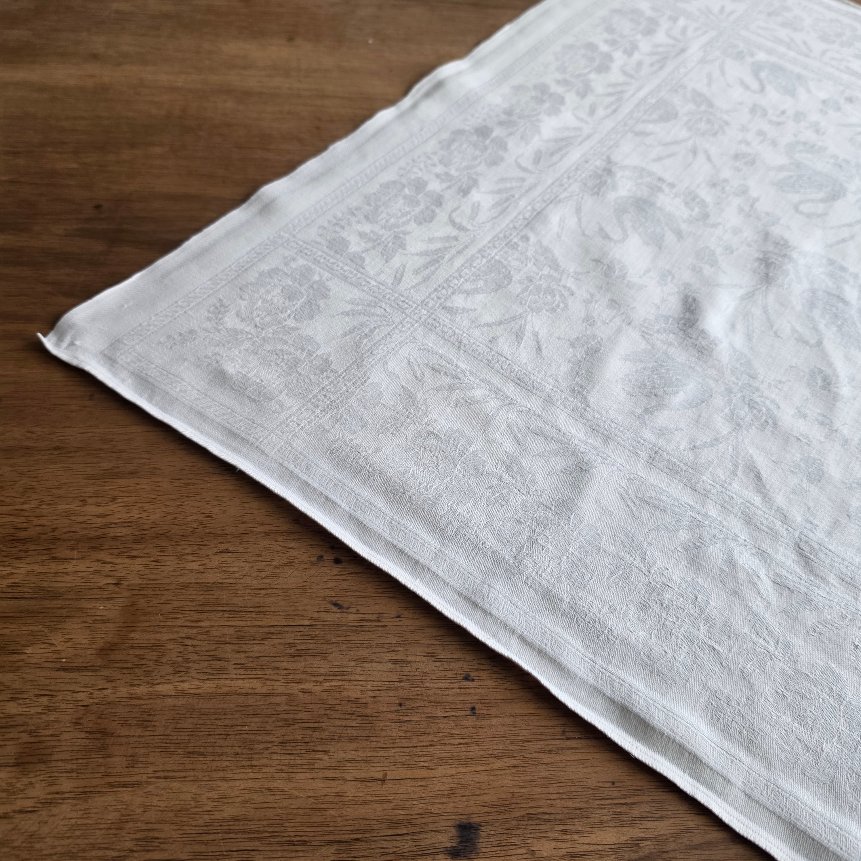 Edle Damast-Serviette / Mitteldecke mit Schwanen-Motiv & rotem Monogramm – Handarbeit um 1900 - 64x64cm