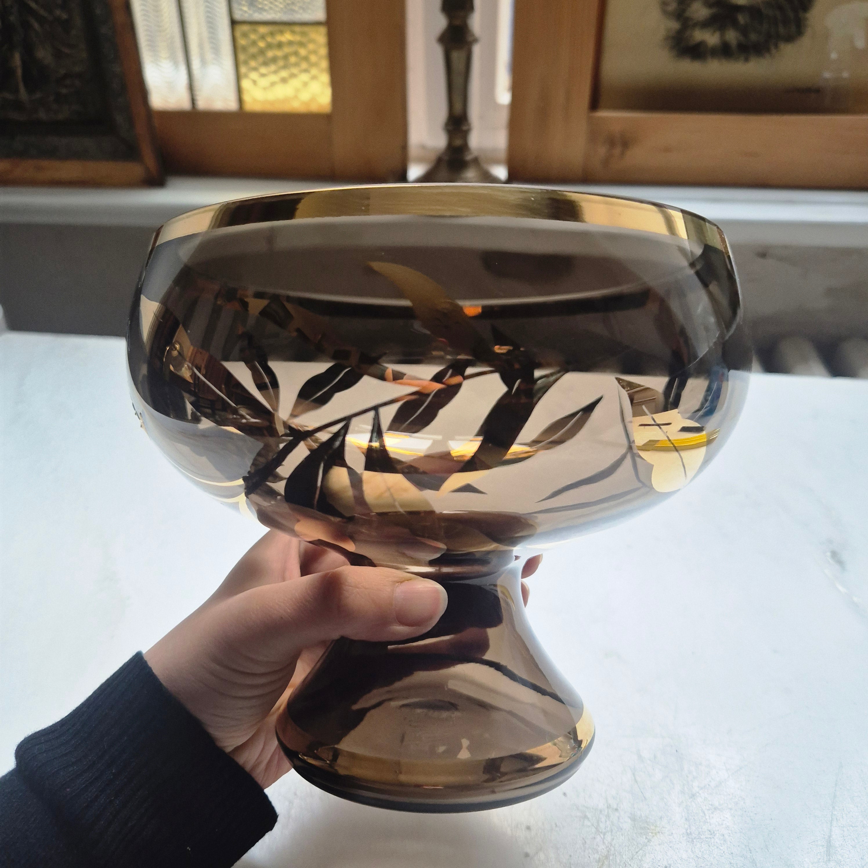 Glas Schale auf Fuß rauchig schwarz grau Gold Blumendekor Schmetterling oder auch Pflanzentopf