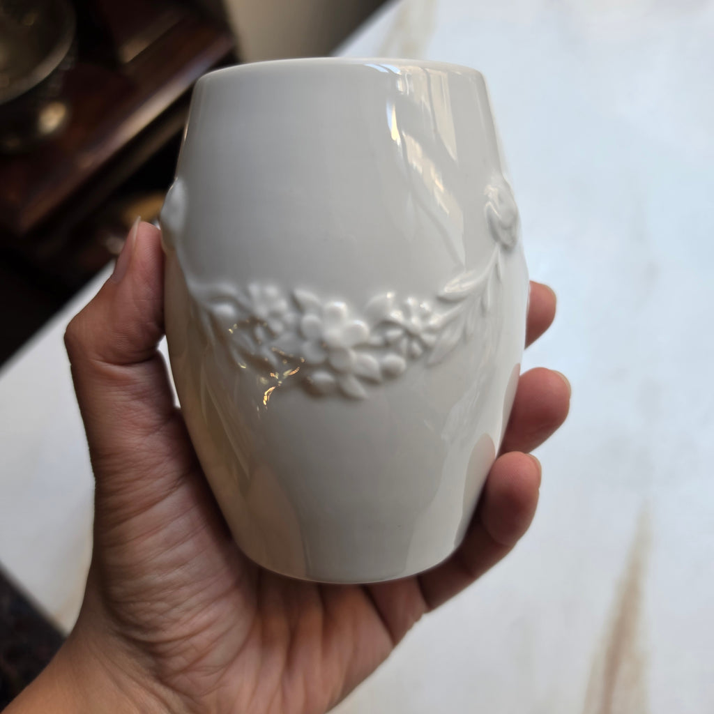 Edle Vintage Hutschenreuther Selb Porzellan-Vase - Becher mit Relief-Festonguirlande – Weißes Porzellan