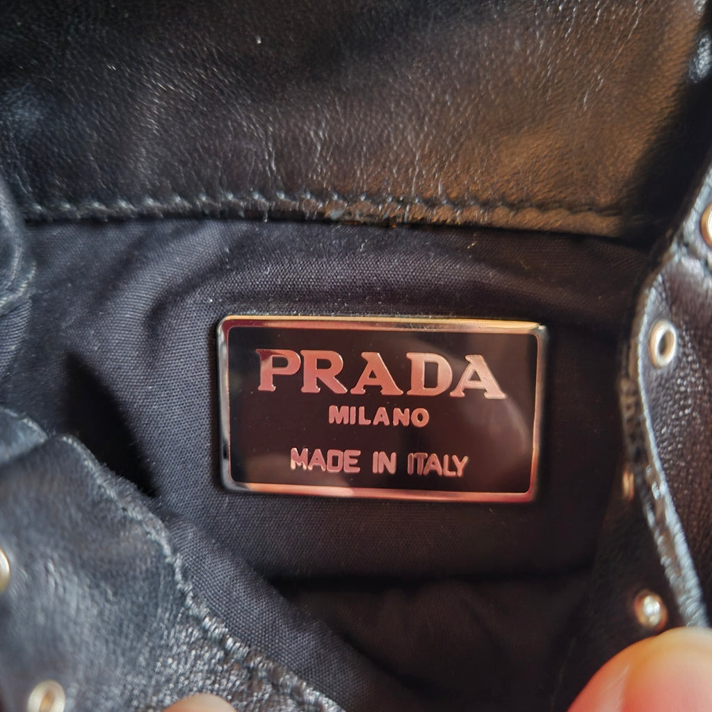 🖤 Vintage Prada 1995 – Nappa Leder Crossbody mit Ösen-Details Mini Bag