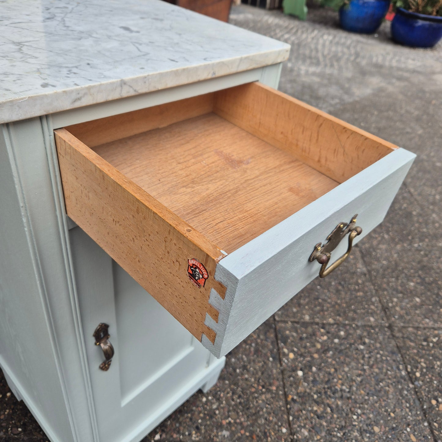 Antikes himmelbaues Jugendstil Nachtschränckchen mit Marmorplatte