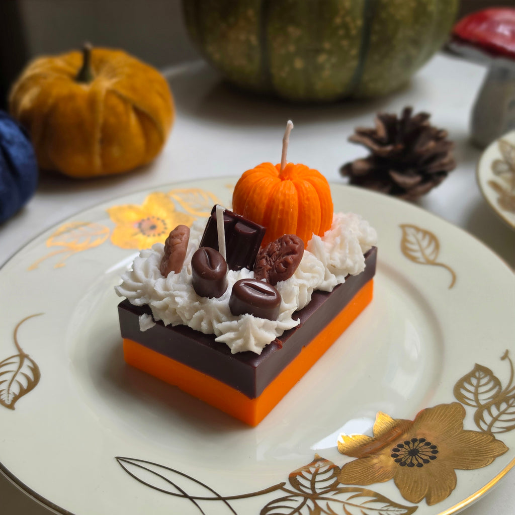 Handgemachte Sojawachs-Kerze „Pumpkin Coffee Pie Slice“ - Herbstliche Dessert-Kerze