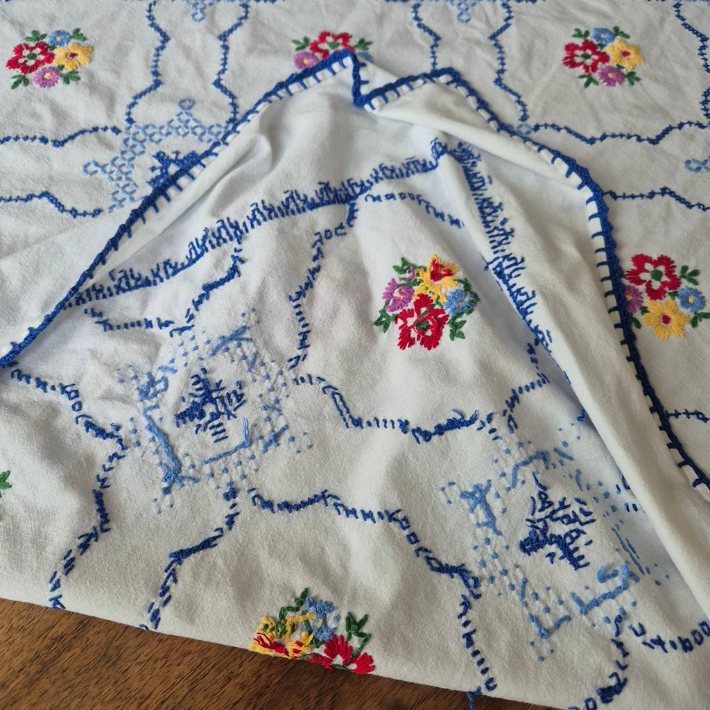 Antike Vintage Tischdecke blau weiß 125x160cm bestickt mit Rosen