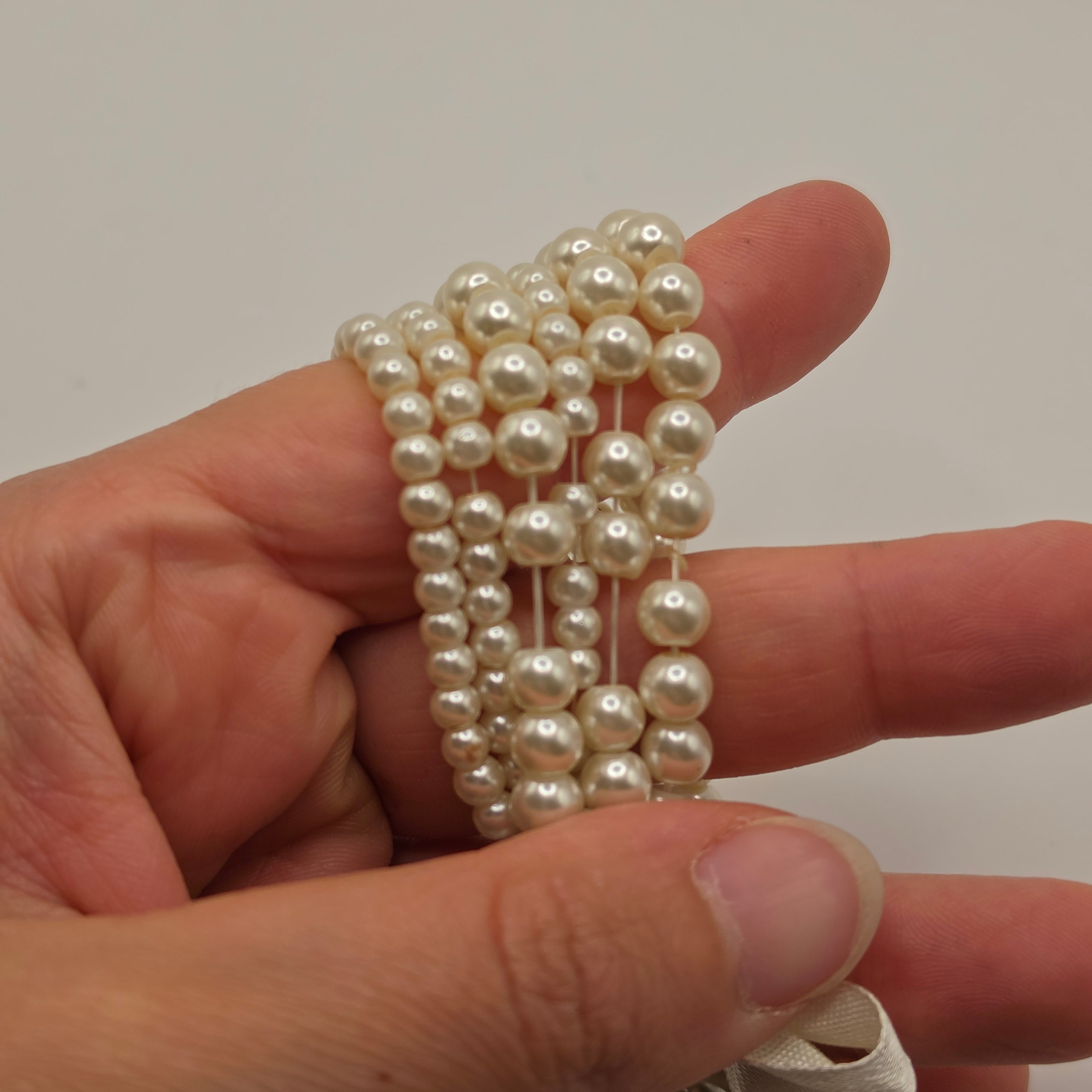 Elegantes Mehrreihiges Perlenarmband mit Satin-Schleife