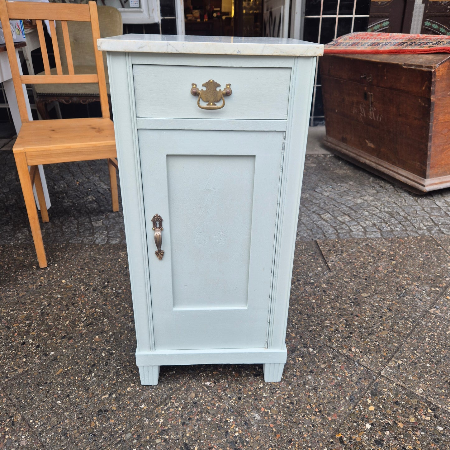 Antikes himmelbaues Jugendstil Nachtschränckchen mit Marmorplatte