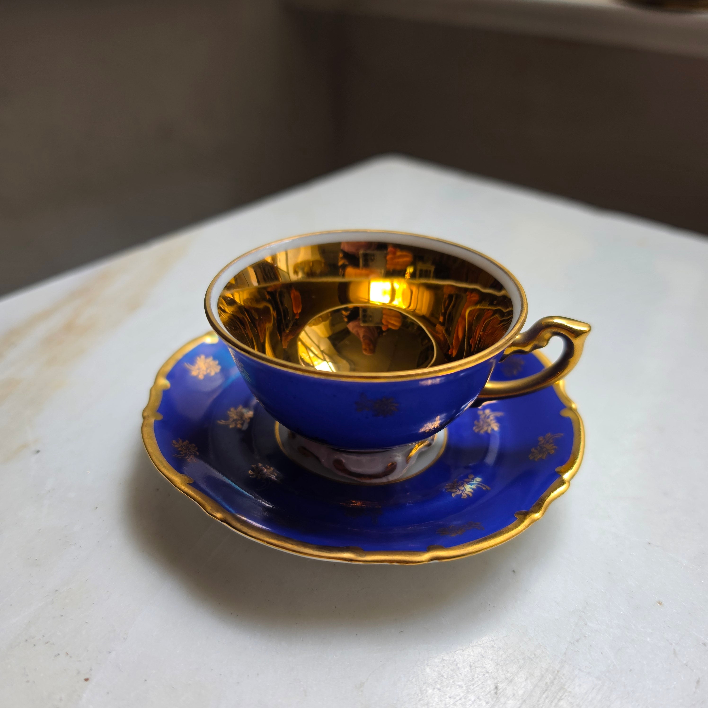 Edle Vintage Mokkatasse mit Untertasse – Kobaltblau & Innenvergoldung (Austria Porzellan)