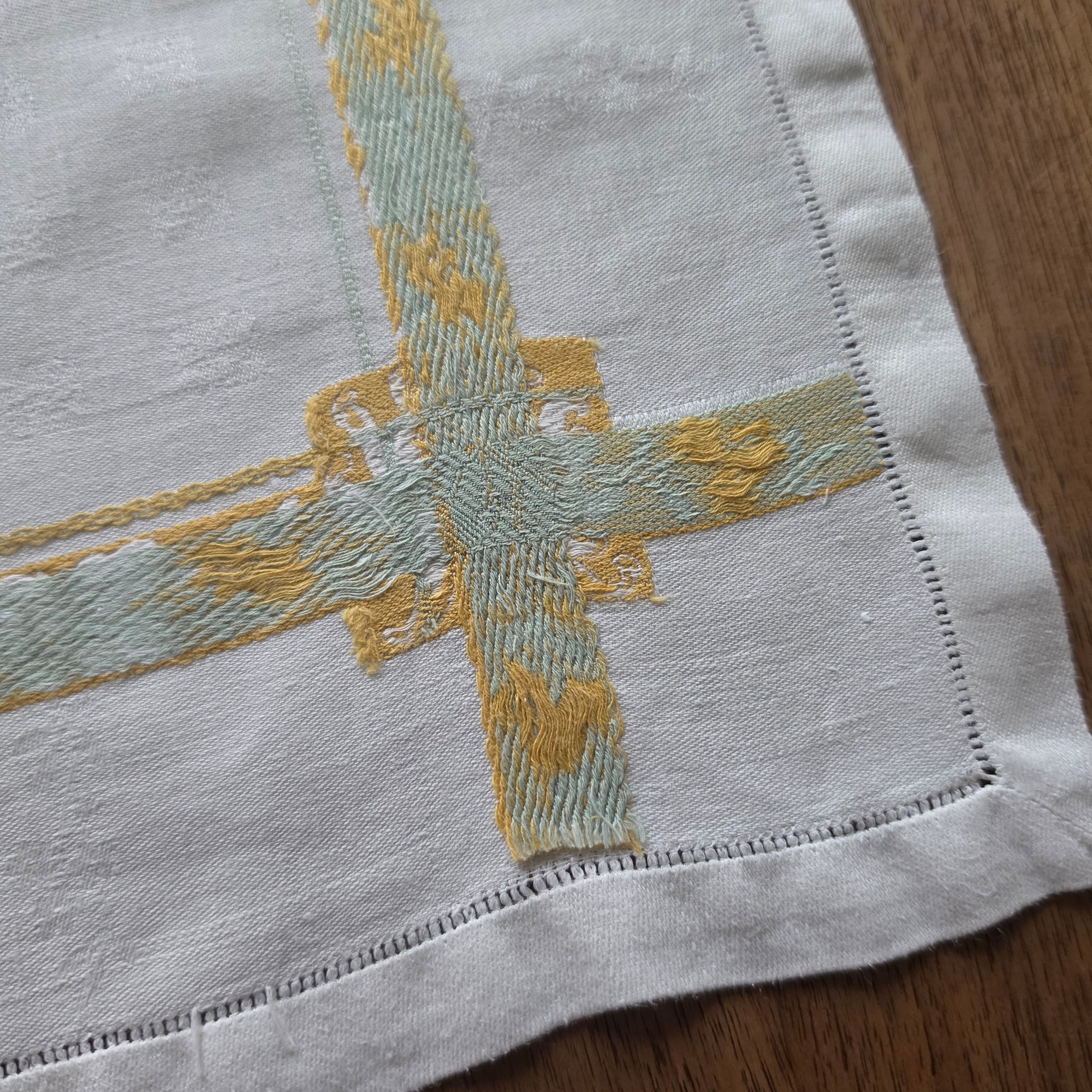 Elegante Vintage-Stoffserviette Zierdeckchen mit floraler Stickerei - Monogramm E.B.