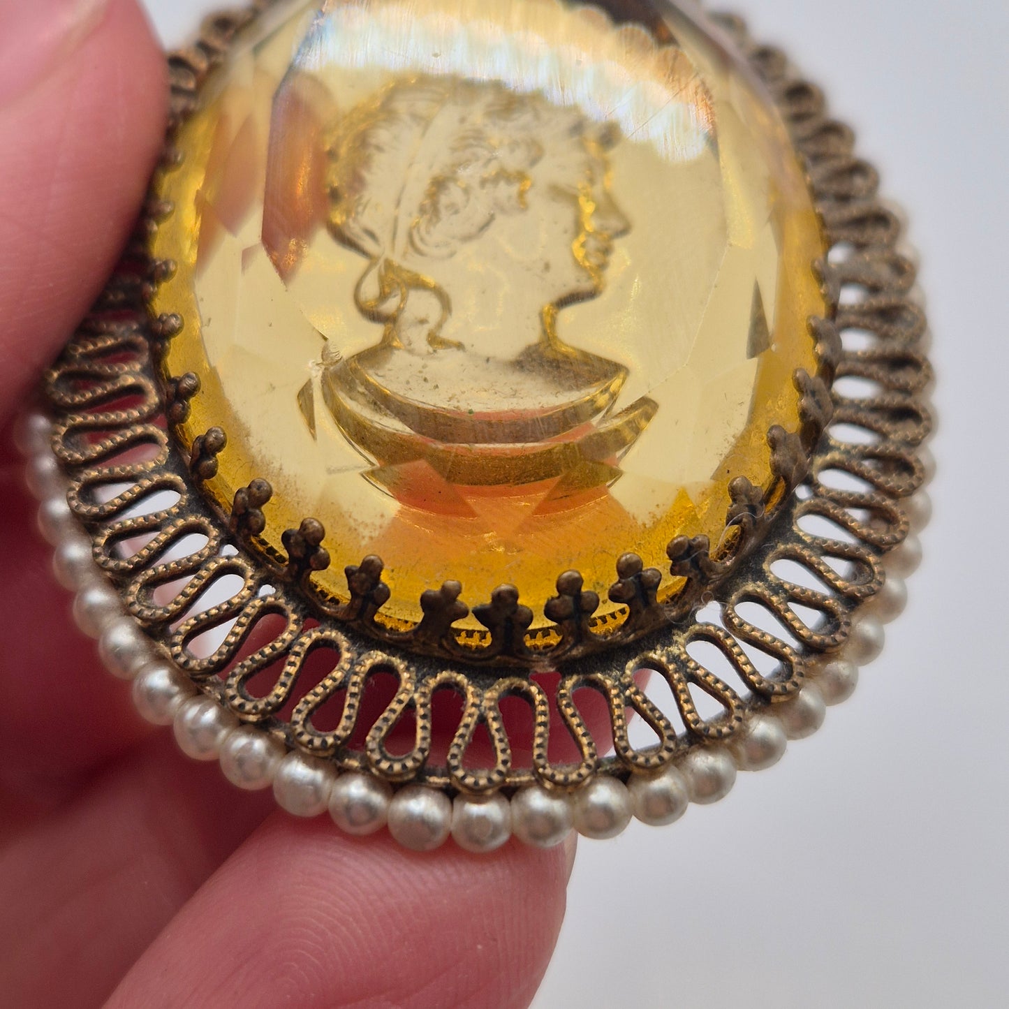 Große alte Glas Brosche mit Damenrelief Cameo Brosche Verschluss wackelig 5x6cm