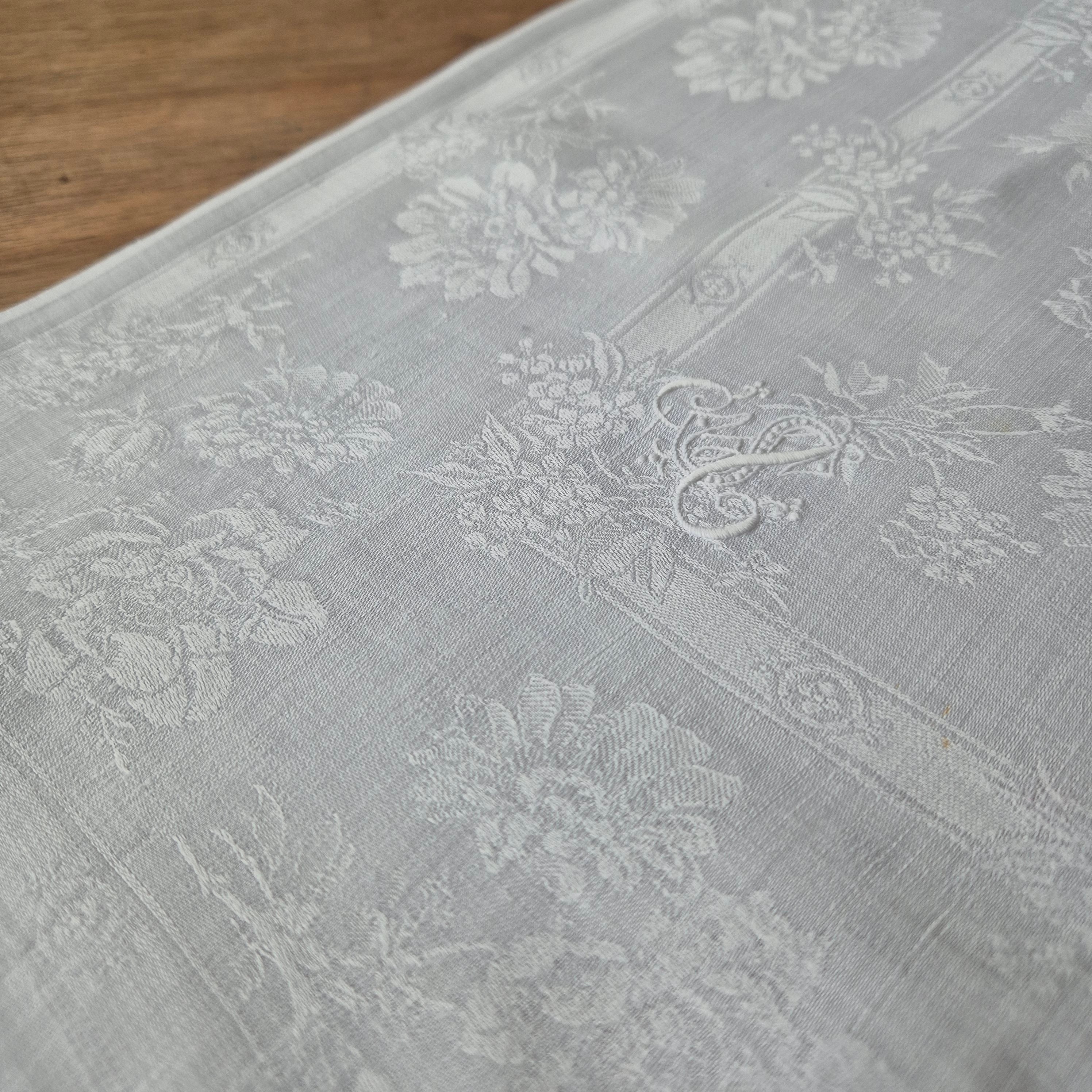 Antike Jugendstil Serviette/Mitteldecke weiß 64x66cm Damast Blumen Stockflecken Monogram S.A.