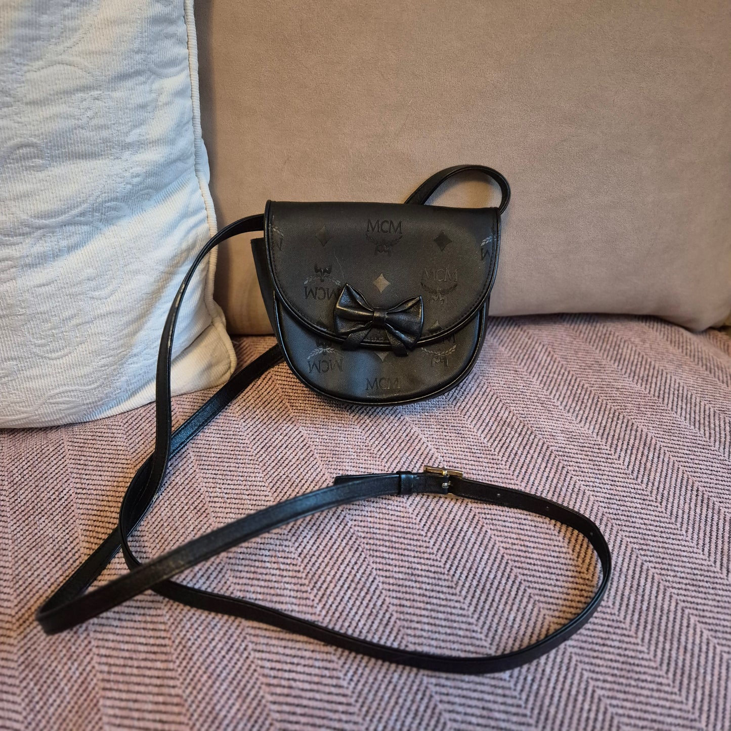 Vintage 90er Jahre MCM Umhängetasche mit Schleife – Klassisches Visetos-Design in Schwarz