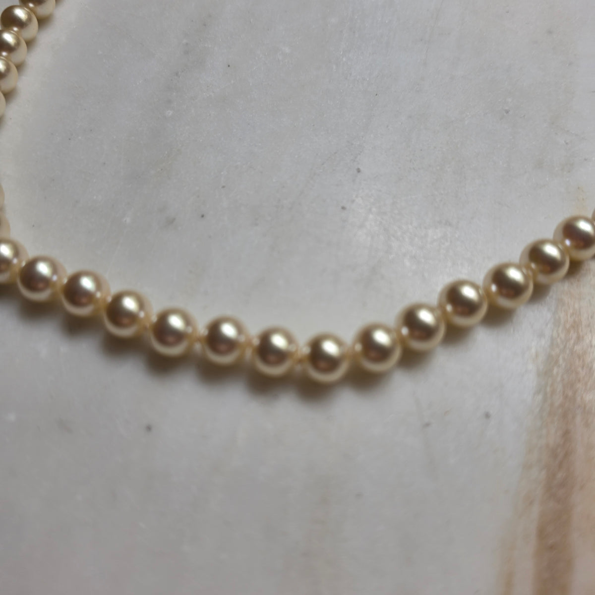 Elegante Perlenkette mit glitzerndem Kugelverschluss – Zeitlose Eleganz