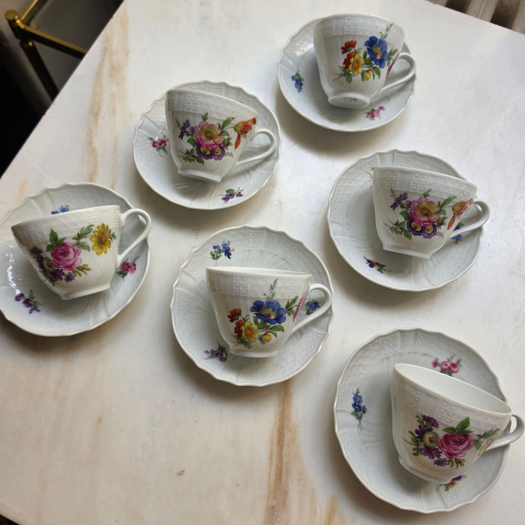 6x Antike Hutschenreuther Porzellan Tassen mit Untertassen mit Blumenmotiv Reliefrand Tee Kaffee