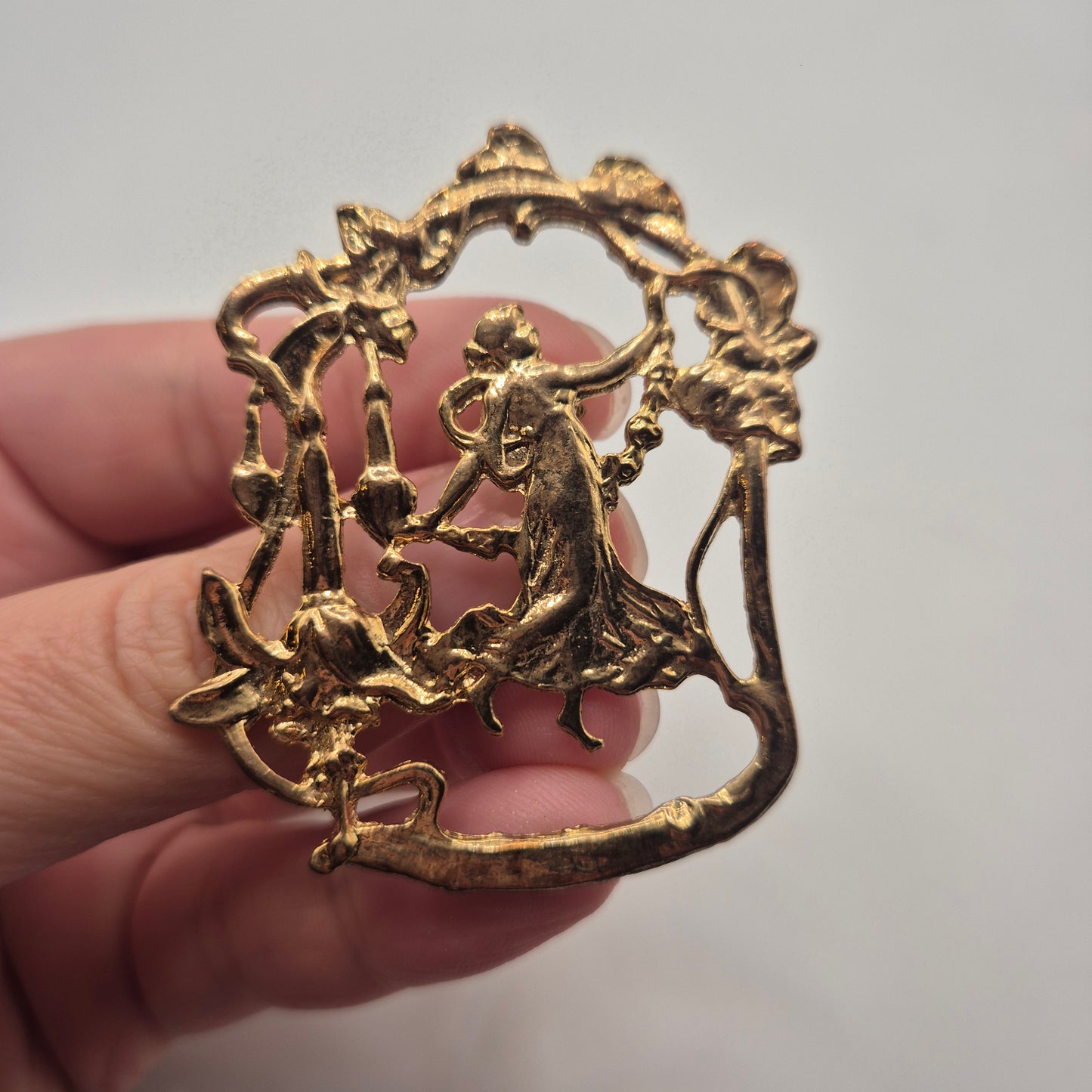 Art Jugendstil Vintage Brosche Antik 50er Jahre goldfarbend Metallbild "Tanzendes Mädchen"
