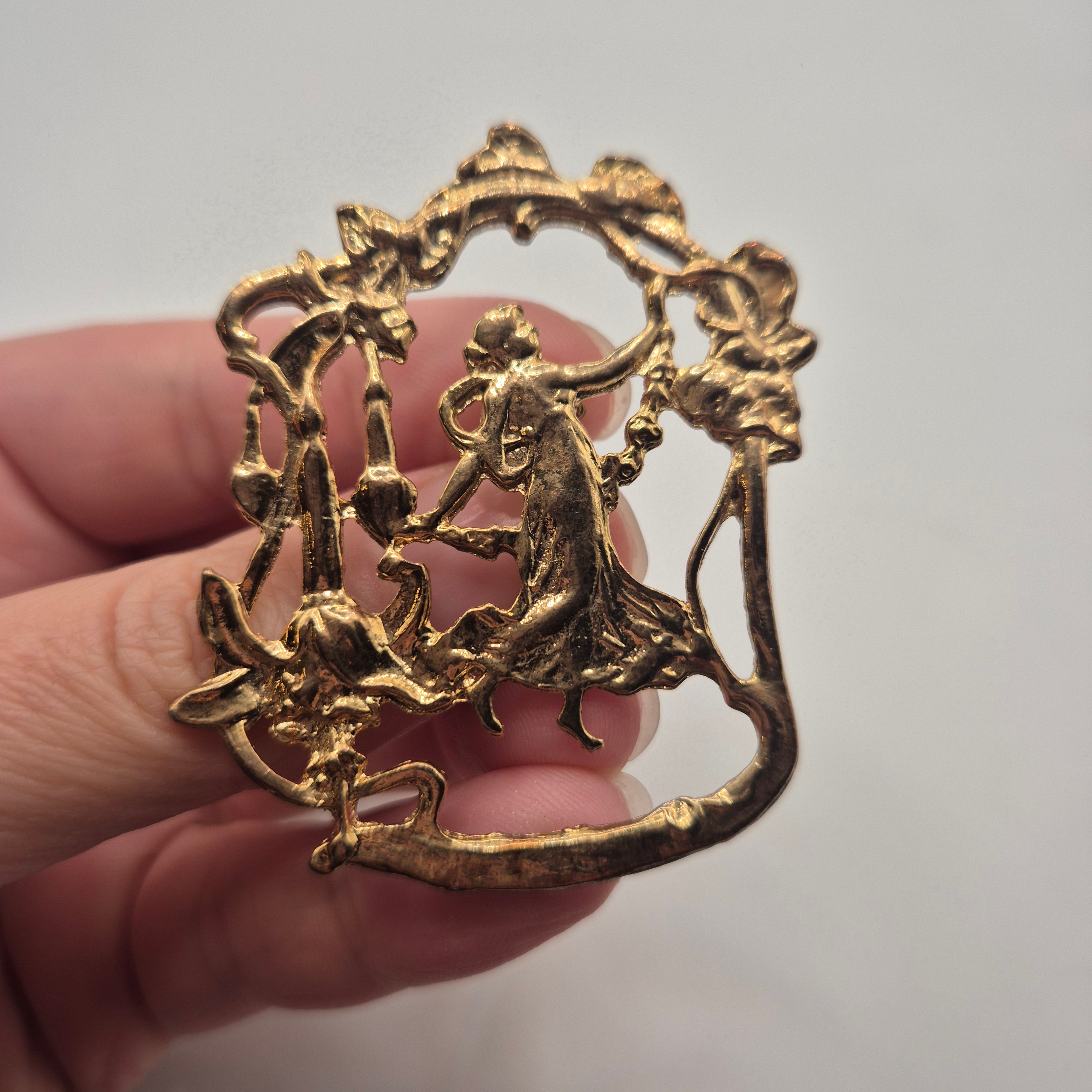 Art Jugendstil Vintage Brosche Antik 50er Jahre goldfarbend Metallbild "Tanzendes Mädchen"