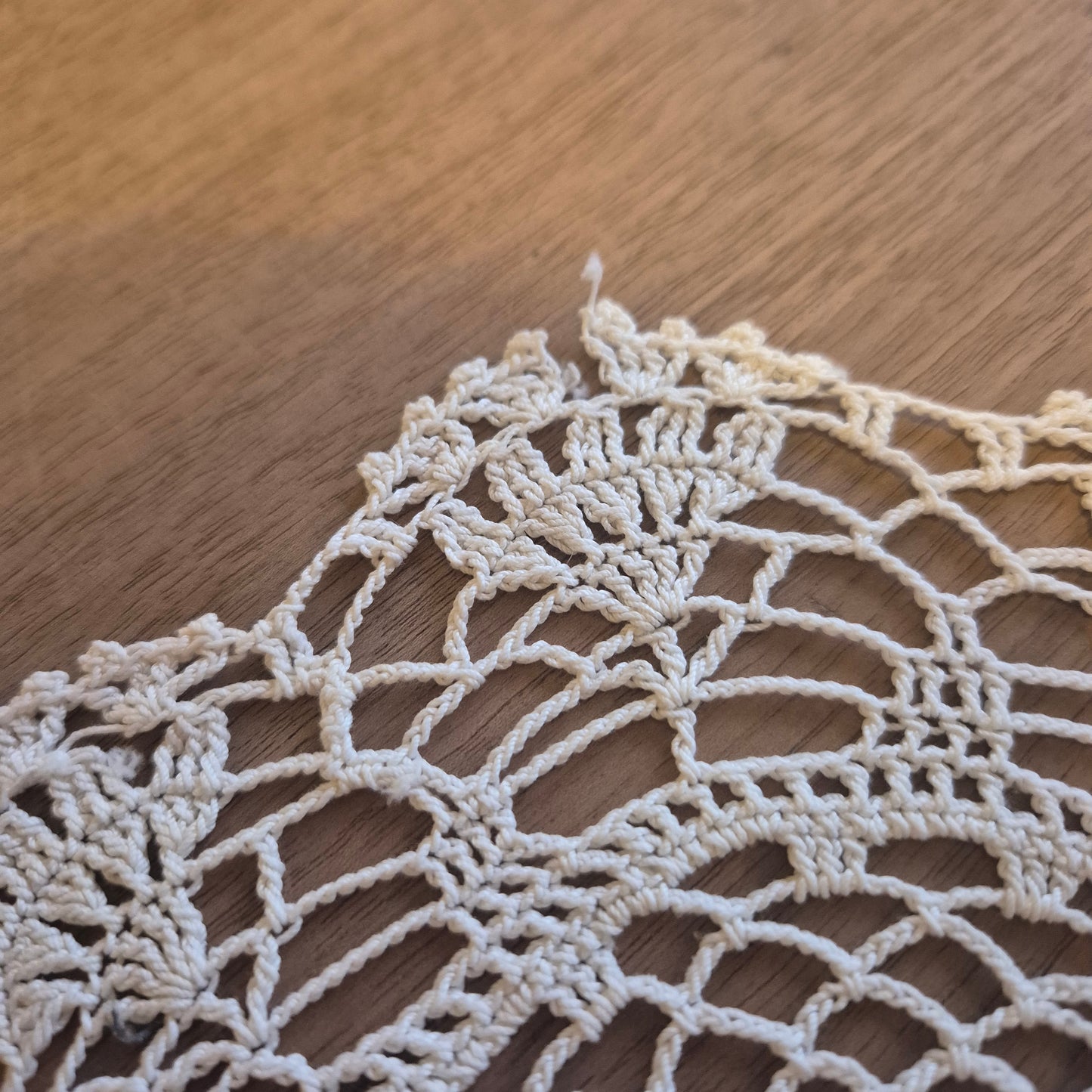 Kleines gehäkeltes/geklöppektes Zierdeckchen Napperon Vintage 22cm