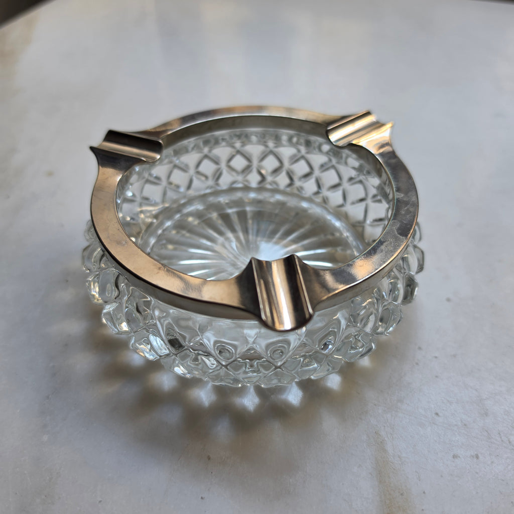 Vintage Kristall-Aschenbecher mit versilbertem Metallrand | Mid-Century Glas-Aschenbecher mit Rautenschliff